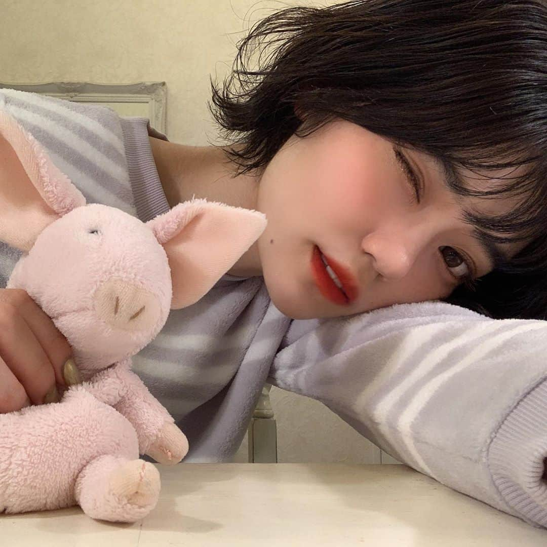 追田菜々花さんのインスタグラム写真 - (追田菜々花Instagram)「ブウ🐷 白鳩さんのパジャマふわふわで気持ちいいブ〜🐖⛅️  #白鳩 #shirohato #パジャマ #パジャマパーティー #パジャマコーデ #パジャマ女子 #パジャマ女子会 #もこもこ #もこもこパジャマ #女子会 #パジャマデート #ぬいぐるみ #ブタ #ぶたのぬいぐるみ #ゆるふわ巻き #ゆるふわパーマ #ゆるふわアレンジ #ワンピース  #眠たい #チーク #canmake #アイシャドウ #suqqu #オレンジリップ #古川優香 #ricafrosh #ファンデーション #rmk #アイブロウ #excel」9月24日 21時03分 - mcr2020_01on