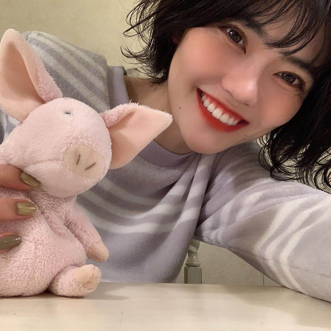 追田菜々花さんのインスタグラム写真 - (追田菜々花Instagram)「ブウ🐷 白鳩さんのパジャマふわふわで気持ちいいブ〜🐖⛅️  #白鳩 #shirohato #パジャマ #パジャマパーティー #パジャマコーデ #パジャマ女子 #パジャマ女子会 #もこもこ #もこもこパジャマ #女子会 #パジャマデート #ぬいぐるみ #ブタ #ぶたのぬいぐるみ #ゆるふわ巻き #ゆるふわパーマ #ゆるふわアレンジ #ワンピース  #眠たい #チーク #canmake #アイシャドウ #suqqu #オレンジリップ #古川優香 #ricafrosh #ファンデーション #rmk #アイブロウ #excel」9月24日 21時03分 - mcr2020_01on