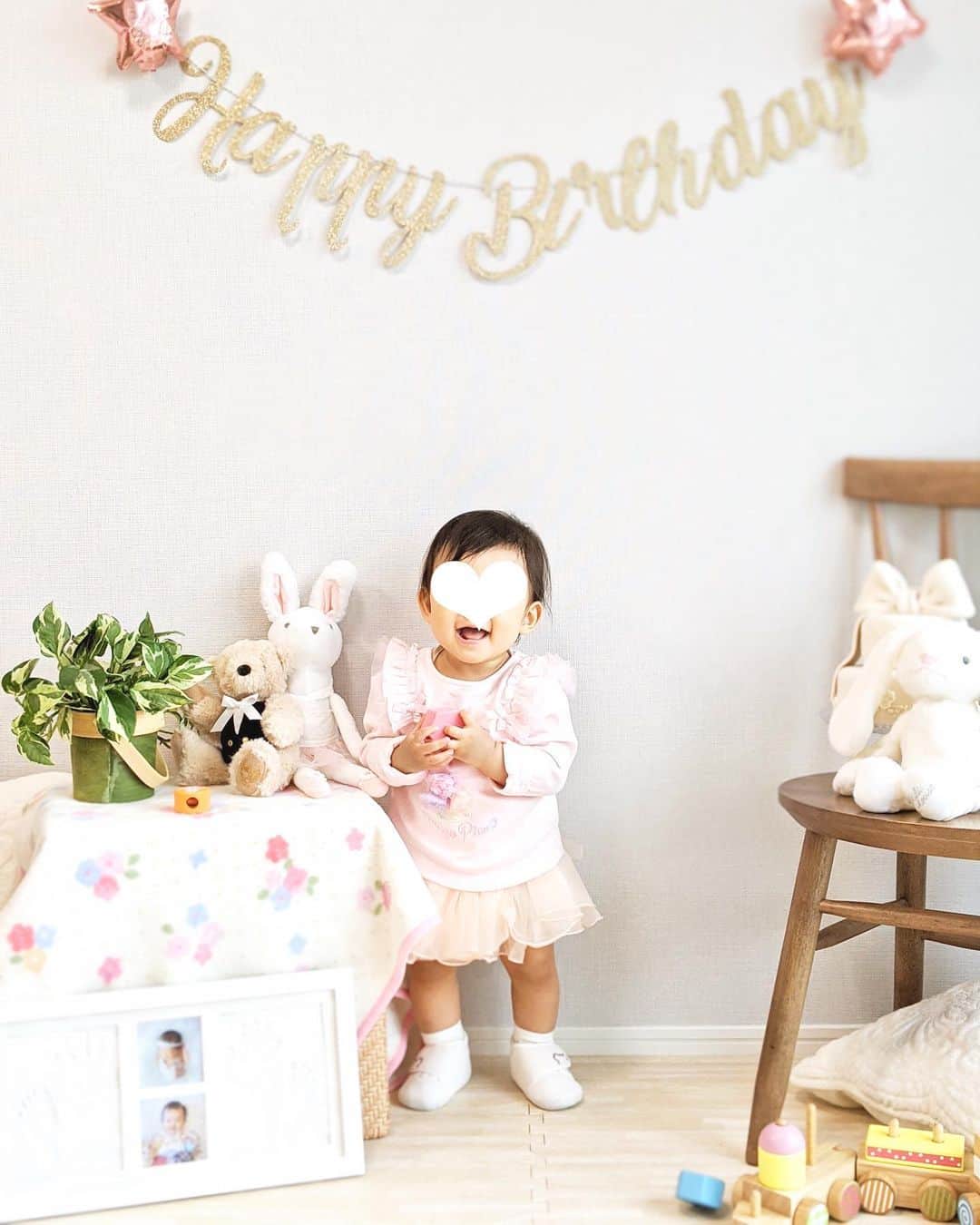小野恵美のインスタグラム：「先日、娘が1歳の誕生日を迎えました🎂  毎日笑顔で、元気よく、スクスク大きくなってくれてありがとう😊 私たちのところに生まれてきてくれてありがとう❤️  出産し、ママになって1年。 大変だけど、それ以上に幸せいっぱいの毎日です！ もちろんこれからも楽しみです🕊  元気いっぱい、心優しい女の子になってね🥰 おたんじょうびおめでとう🎊  #誕生日 #お誕生日おめでとう #1歳誕生日 #1歳 #おうちフォト #バースデーフォト #ママ #新米ママ #生まれてきてくれてありがとう」