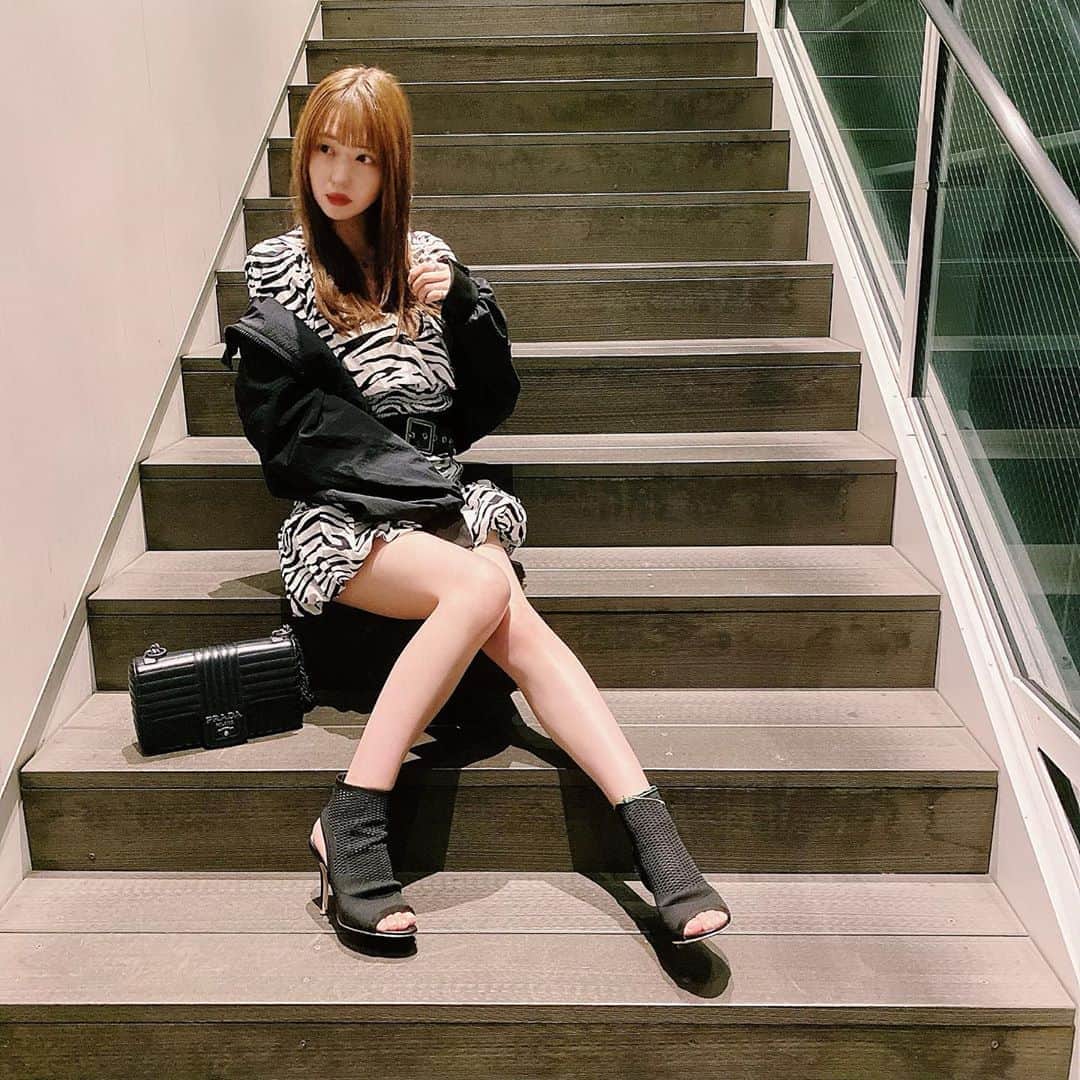 堀尾実咲のインスタグラム：「🦓🤍🖤  #outer @zara  #onepiece @zara  #belt @moussyofficial  #shoes @darich_official   #fashion #cordinate #zara #moussy #darich #ゼブラ柄 #アニマル柄 #秋コーデ #秋服 #autumn #portrait」