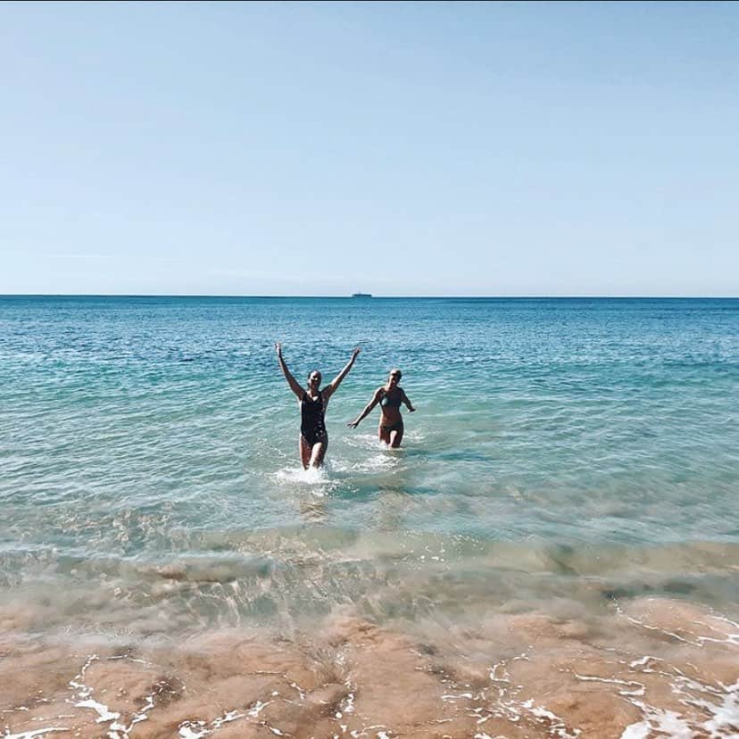 マデリン・グローヴスのインスタグラム：「Me and my girl Hannah kickin it oldie in the big blue」