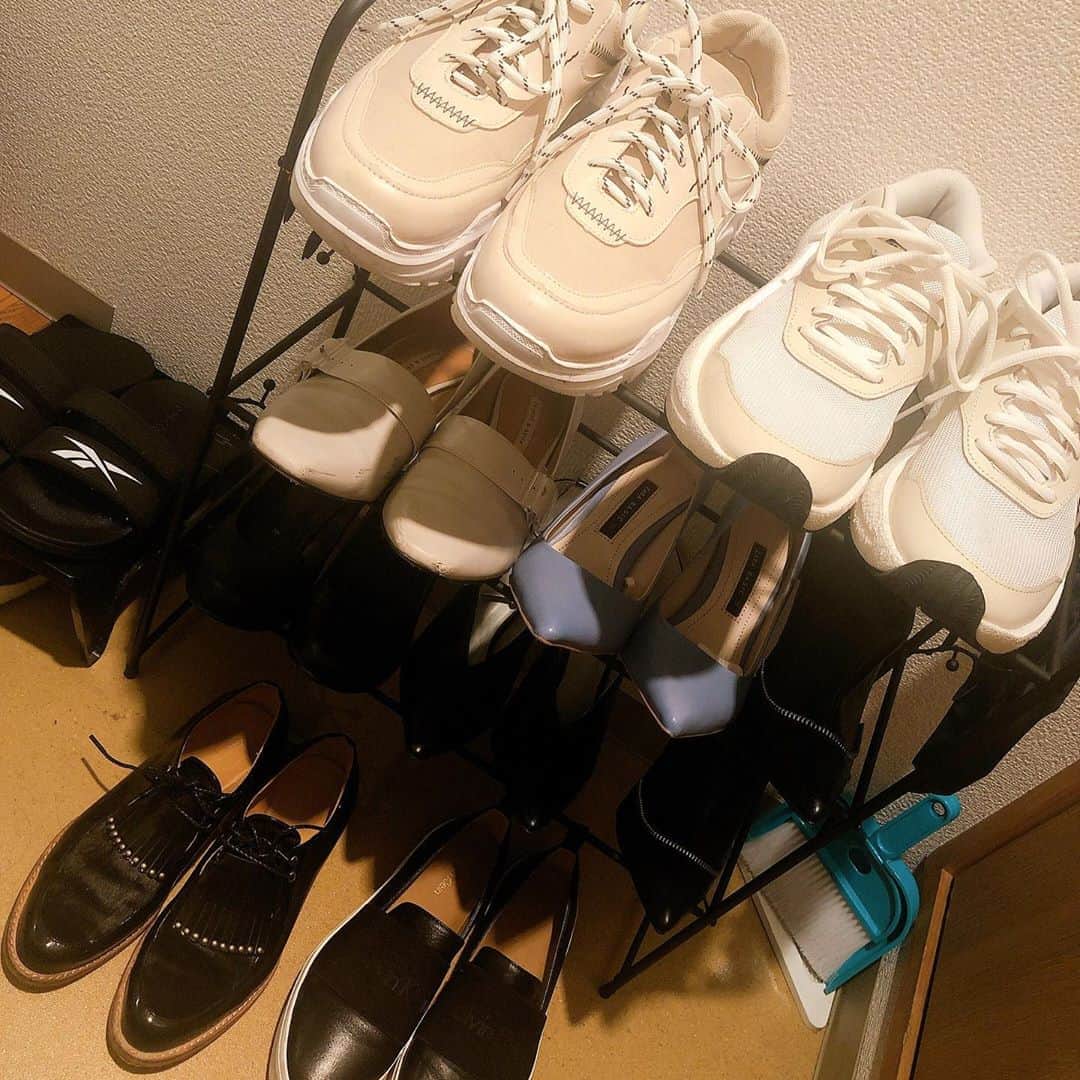 のインスタグラム：「_ ずっと暑かったのに急に秋がきた🍃 サンダルはもう履かないので、 靴たちを整理◎ ショートブーツたちはまた別のところに！ _ お気に入りたち。 ブラックが多め！ _ _ _ #reebok #eclin #zara #charlesandkeith  #himiko #calvinklein #shoes #👠 #👟 #お掃除 #秋 #寒い #gd #likes #autumn」
