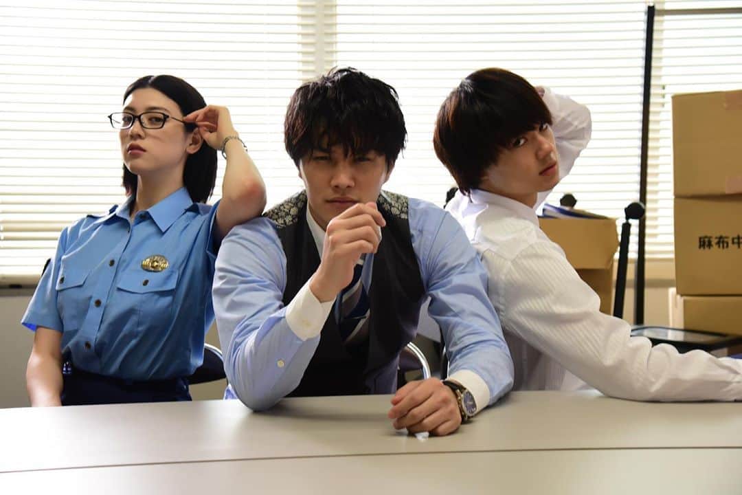 俺たちはあぶなくない（俺あぶ）ドラマ公式のインスタグラム：「‪2話のtvk放送スタートまであと2時間！‬ ‪MBSの放送は24:59~その後全国見逃し配信もスタートです⚠️‬  ‪利害が一致したパーフェクトなこのトリオで告知‼️‬ ‪#ドラマ特区 #俺たちはあぶなくない‬ ‪#俺あぶ‬ ‪#鈴木伸之 #佐野勇斗‬ #三吉彩花」