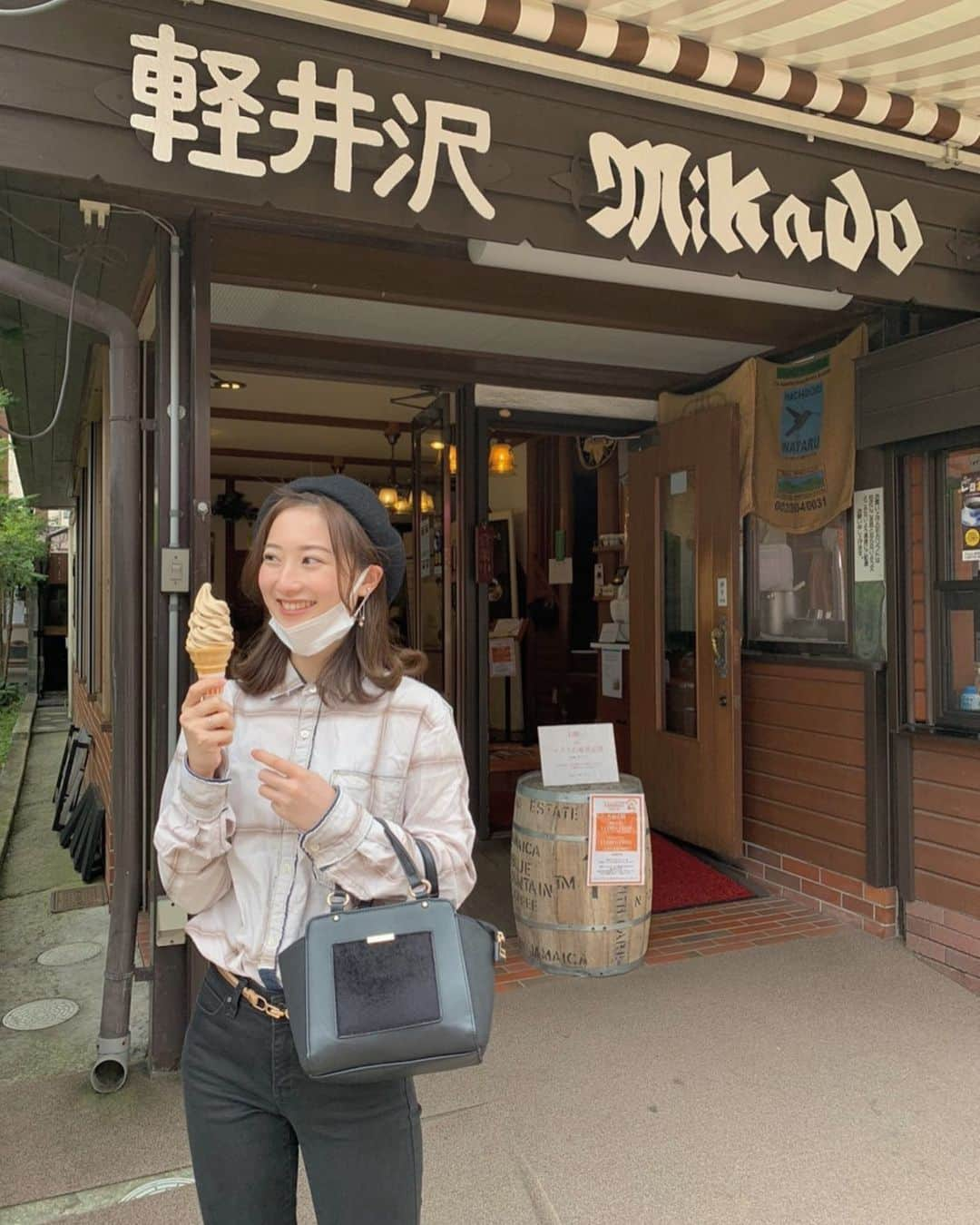 TakeuchiAyaka さんのインスタグラム写真 - (TakeuchiAyaka Instagram)「. . キレイな空気と 美味しいご飯と 快い時間でした☕️ . . . . #軽井沢 #ミカドコーヒー #ミカドコーヒーモカソフト  #ベレー帽 #秋 #ソフトクリーム #karuizawa #mikado #coffee #moca #softcream #autumn #nature  #instaphoto #instagram #0924」9月24日 21時07分 - _.a__a__a._