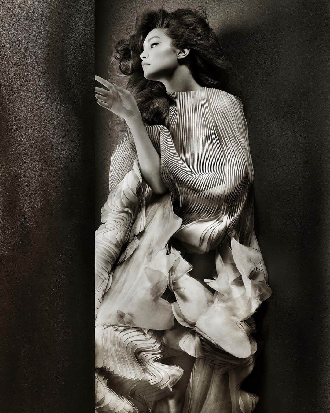 Iris Van Herpeさんのインスタグラム写真 - (Iris Van HerpeInstagram)「Warmest congratulations to muse @GigiHadid on the birth of her daughter ~ Lensed by @AlbertWatsonPhotography in the 'Syntopia' Frozen Falls and 'Aeriform' dresses.  Styling: @DanielEdley Make-up: @JamesKaliardos Hair: @KerryWarnOfficial  #irisvanherpen #couture #gigihadid #albertwatson」9月24日 21時08分 - irisvanherpen