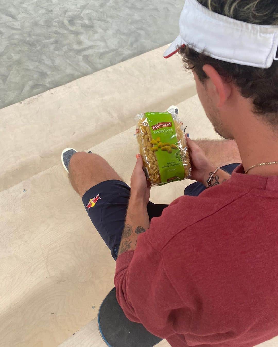 グスタボ・リベイロのインスタグラム：「#pub Estar no meu Skate Park pede sempre a companhia da @milanezapt. Hoje, os bonitos e originais Radiadores foram os escolhidos para me acompanharem no treino. Os seus aros combinam na perfeição com diversos molhos. Quem tem sugestões de receitas para fazer depois do treino de hoje? #Milanezapt #alimentaaimaginacao」