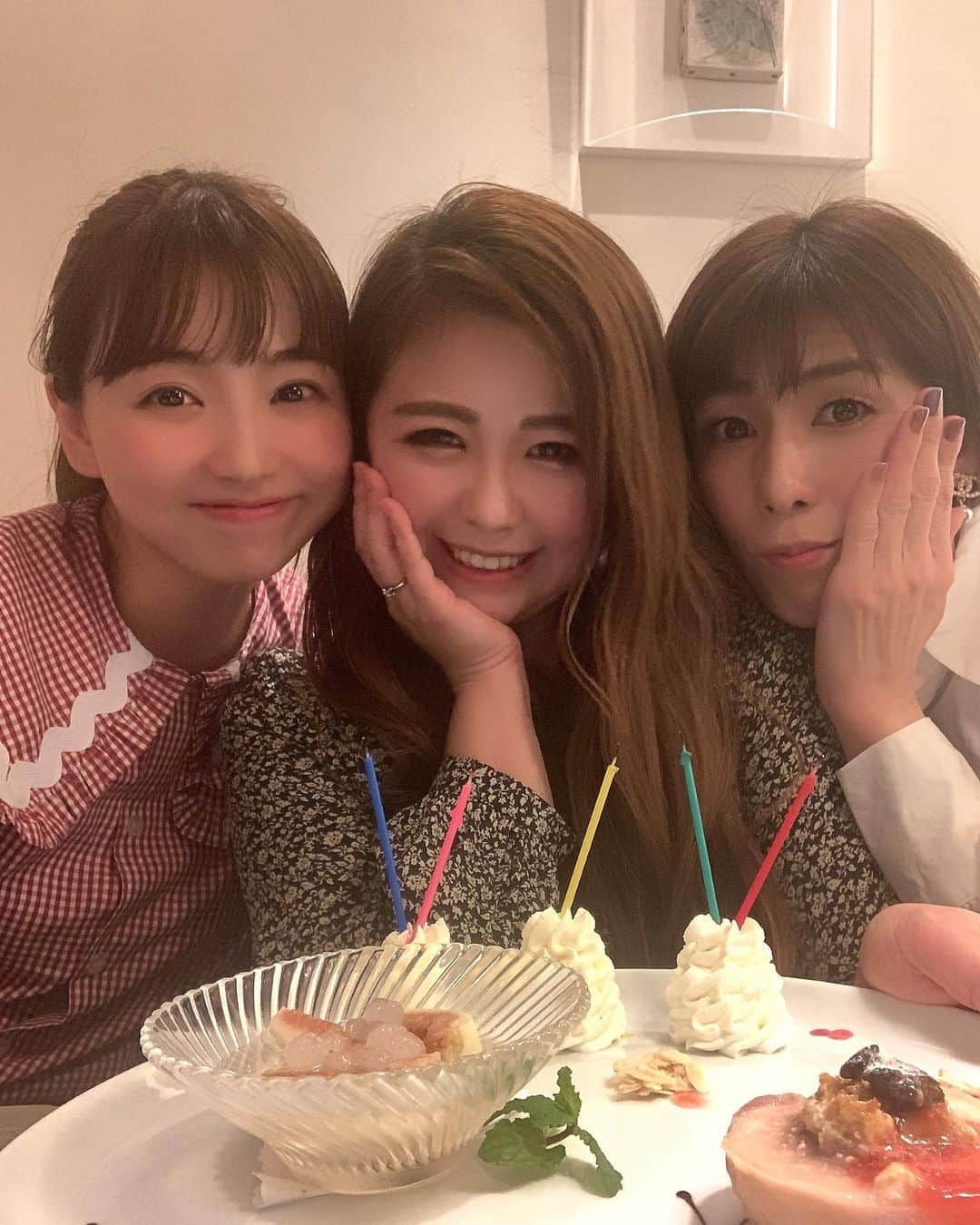 吉田沙保里さんのインスタグラム写真 - (吉田沙保里Instagram)「ゆう❤️ happy birthday🎂🎉 今年も誕生日当日にあみちゃんと一緒にお祝いできて良かったぁー🥂 いつも、何でも相談にのってくれてテキパキ行動して本当に頼りになってます😆🙏 これからもずっとずっとヨロシクね❣️ そして仲良くしてね💓 ゆうにとって素敵な一年になりますように…😆🙏 #お誕生日 #ゆう #専属ヘアメイク #仲良し３人組 #あみちゃん」9月24日 21時11分 - saori___yoshida