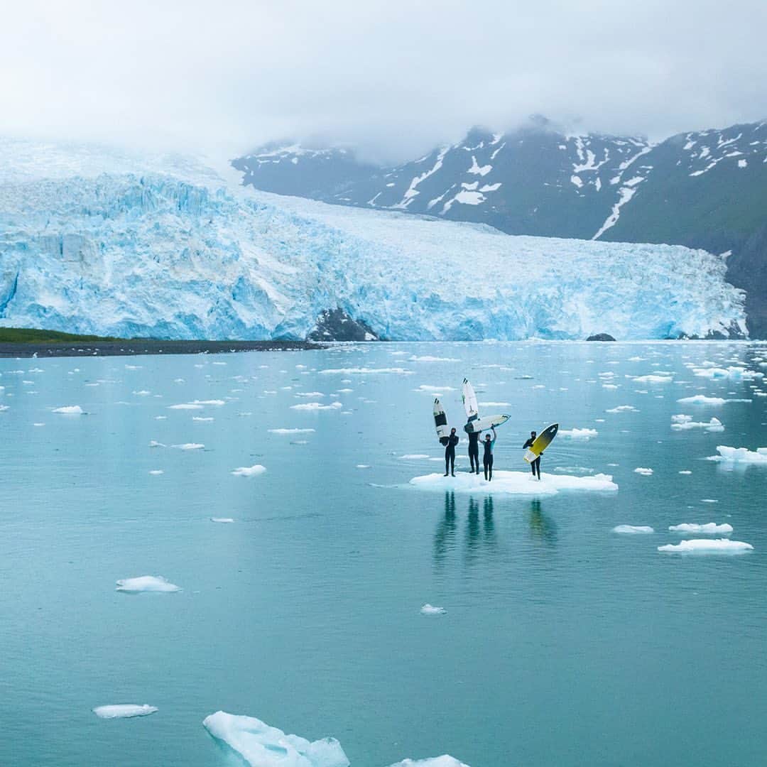 ビラボンのインスタグラム：「They’re getting warmer. ⠀⠀ ⠀⠀ 極寒の氷の海でのライディング！ この極限の寒さの中でのアクションは IG TV より！　 Swipe to meet the crew that put our new Recycler Wetsuits featuring Graphene to the test in icy waters and heavy weather up North - and dive into IG TV to see them in action. ⠀⠀ ⠀⠀ #BillabongWetsuits」