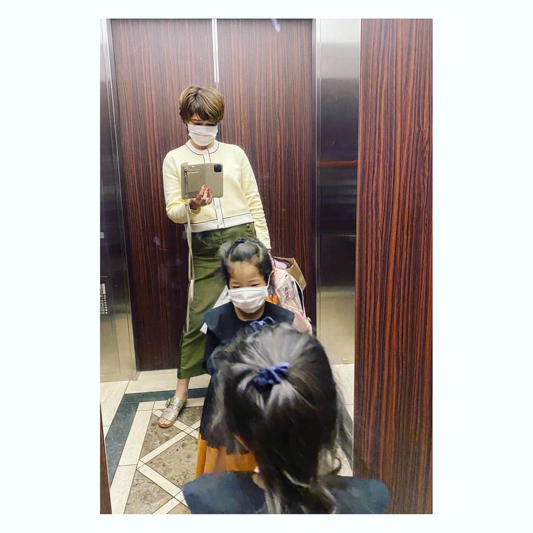 廣瀬規子さんのインスタグラム写真 - (廣瀬規子Instagram)「最近はお互いに写真を撮り合いっこして、楽しんでいます😊 ・ それにしても、スタンスミスってば、やっぱりKIDSも可愛いね❤️ ・ そして娘が同じように、 私のサンダルまで撮ってくれました😆 ・ ・ #3歳女の子 #女の子ママ #スタンスミス #kidsfashion」9月24日 21時13分 - noriko_style