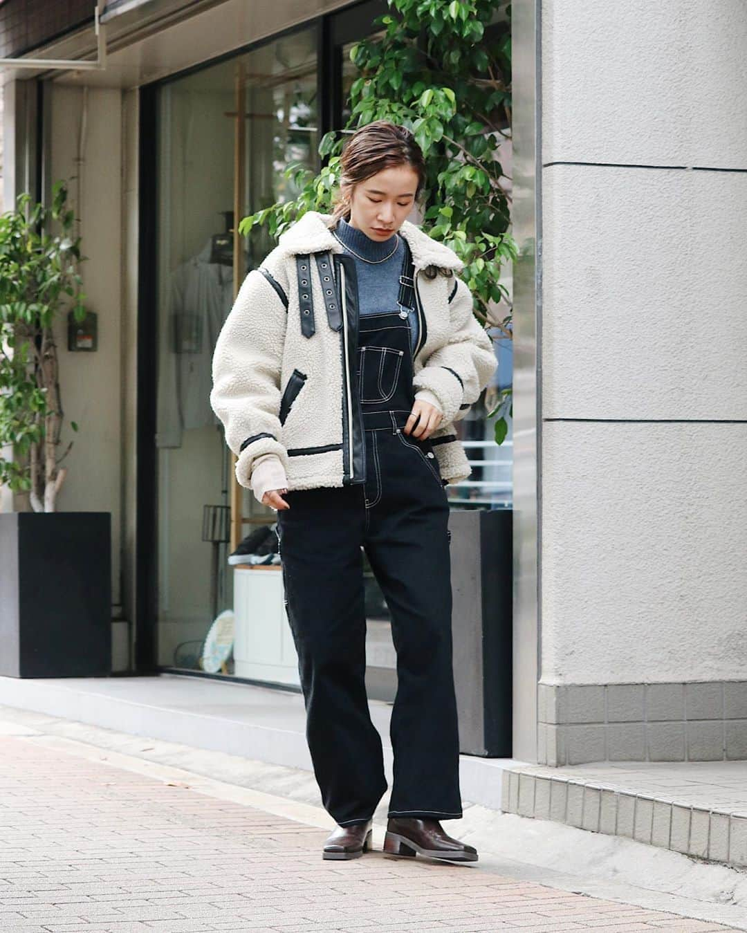 Ungrid staff snapさんのインスタグラム写真 - (Ungrid staff snapInstagram)「. ''ルミネ横浜店 AKI (@aki_ishikuro_) 166cm'' .  本日9/24(木)ZOZOTOWNにて ¥2,000クーポン発行中🚩 大人気アイテムが再予約スタート！ . 今季はサロペットを女性らしく着こなすと◎ シンプルすぎずコーデのポイントになります✨ . #ボアムートンブルゾン ベージュ/Sサイズ ¥18,700(tax in)→¥16,700(tax in)❕ . #ルーズデニムサロペット ブラック ¥17,600(tax in)→¥15,600(tax in)❕ . 下記 アカウントTOPページリンクより 各サイトをご覧下さい🔗 . RUNWAY channel▶︎ @ungrid_official  ZOZOTOWN▶︎ @ungrid_staffsnap  . #ungrid #ungrid_staffsnap #casual #code #styling #staff #fall #new  #カジュアル #スタッフ #コーデ #スタイリング #秋 #秋コーデ #冬 #冬コーデ #ムートンブルゾン #ボアブルゾン #サロペット #デニムサロペット #ルーズシルエット #カラーニット」9月24日 21時13分 - ungrid_staffsnap