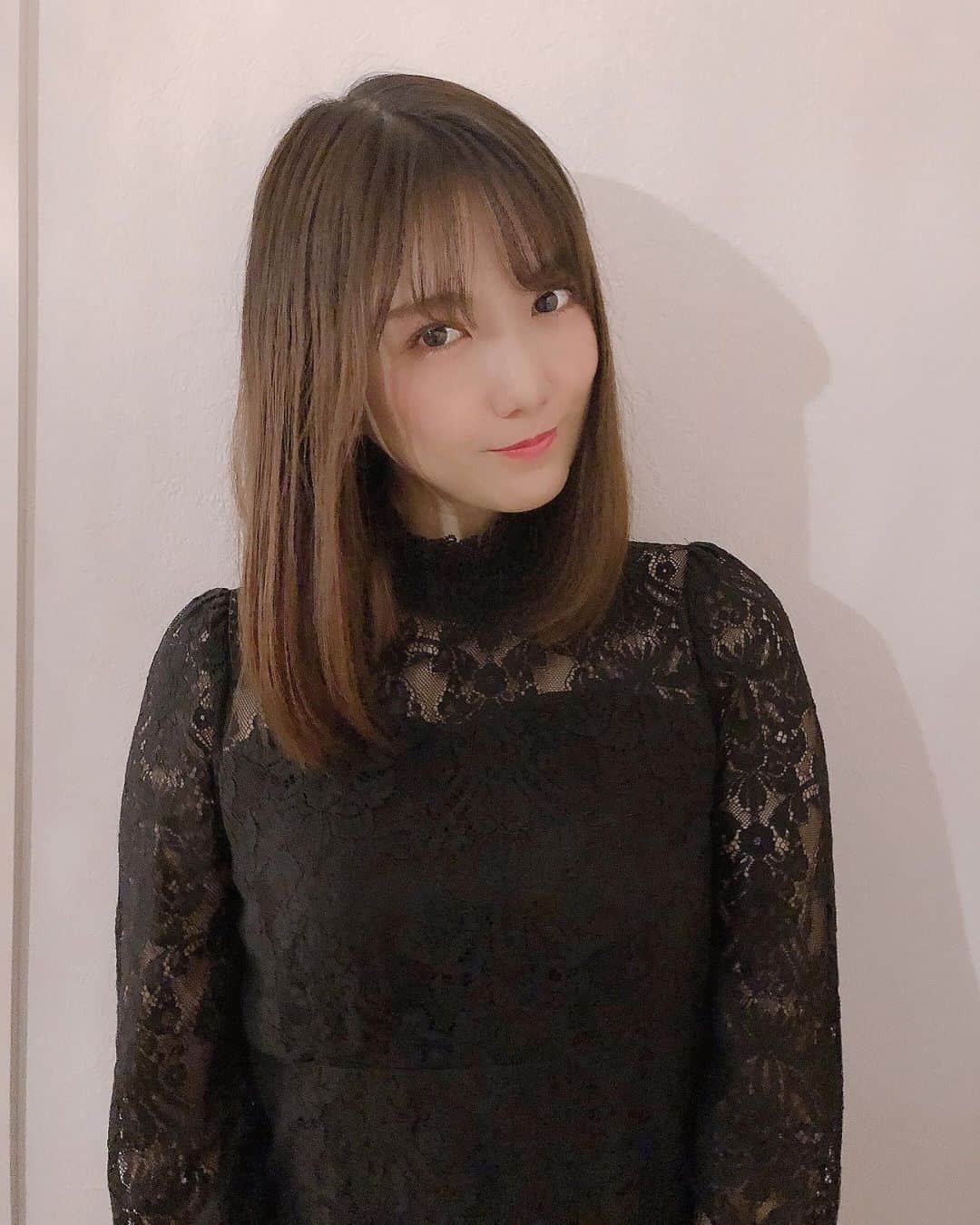 平口みゆきのインスタグラム：「ナチュラルにストレートヘアです . . . . . #ストレートヘア #ナチュラル #髪伸びた #ミディアムヘア #ロング の #自分 #忘れた #😂 #また伸ばす #多分です #💇‍♀️ #ヘアスタイル #茶髪 #髪型 #黒ワンピース #selfie #me #followｍe #hairstyle #ootd #fashion #instagood #平口みゆき #hiraguchimiyuki」