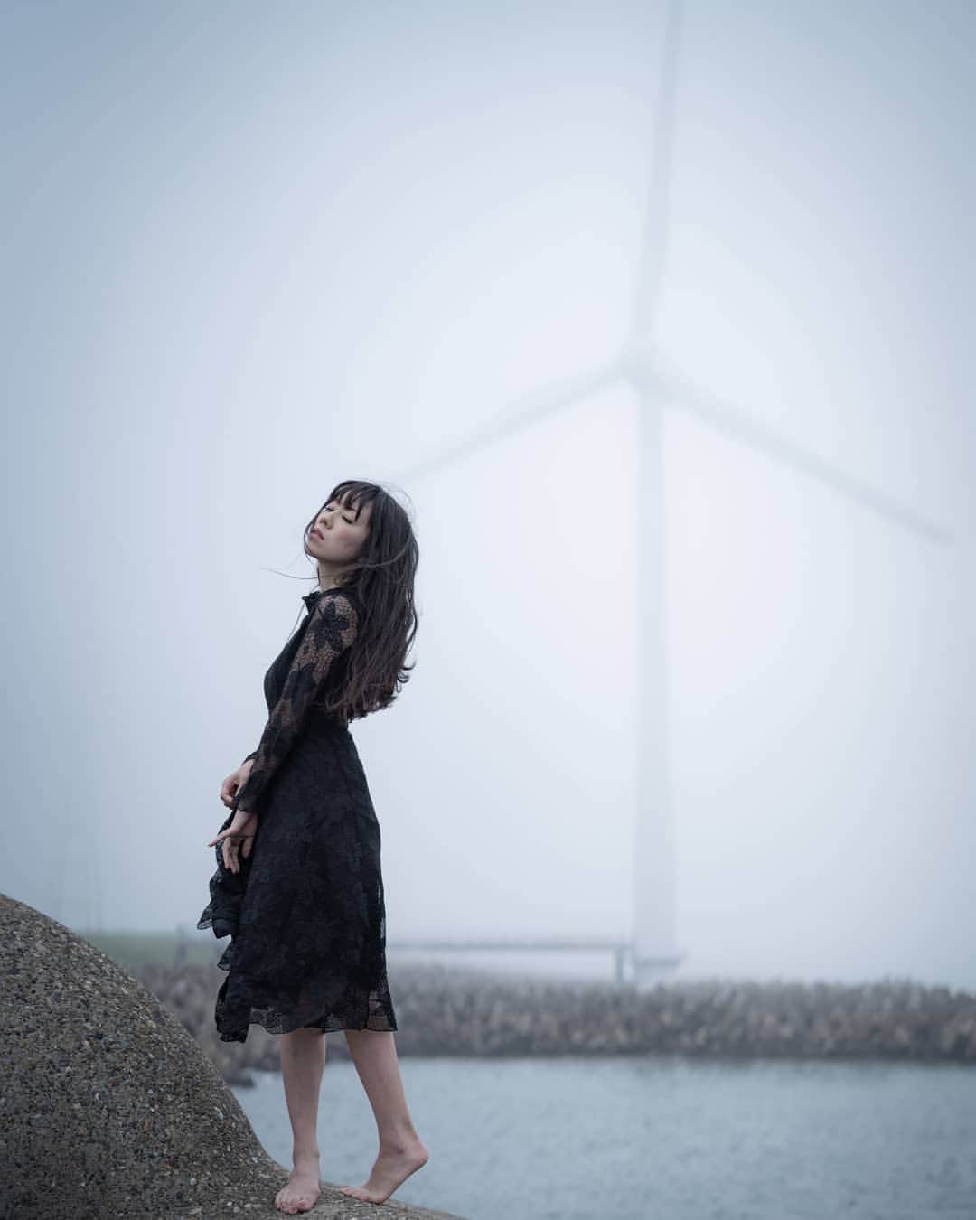 高橋さくらのインスタグラム：「* *  行き違いになった風  君は、  いま、何を想っているのでしょうか  *  *  ごぉさん、言葉に意味はないよ！笑  大好きな場所。 また行きたいな。 もっとここで表現したいよ  #海 #風車 #闇 #黒 #雲 #空 #灰色 #ポートレート #カメラマン #モデル #風車 #千葉 #splus_cameraclub  #風景 #かずさん写真部」