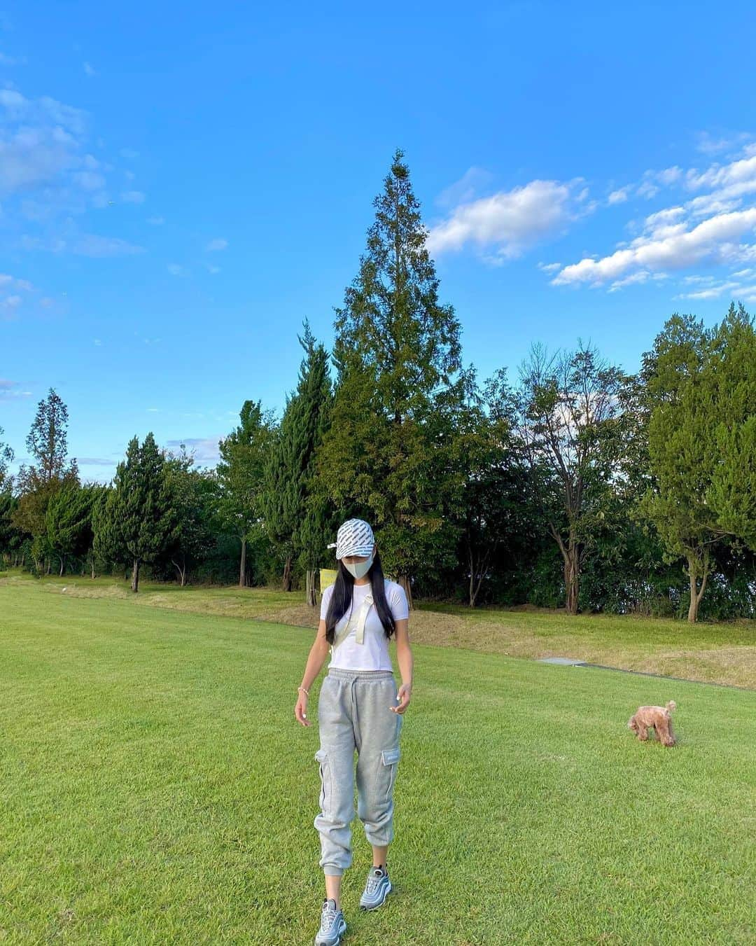 チェ・スルギさんのインスタグラム写真 - (チェ・スルギInstagram)「. 🌳☁️🐶🐶💙  . . . 👖 @urbanage_official  🧢 @vinsmokekorea」9月24日 21時14分 - angel9028