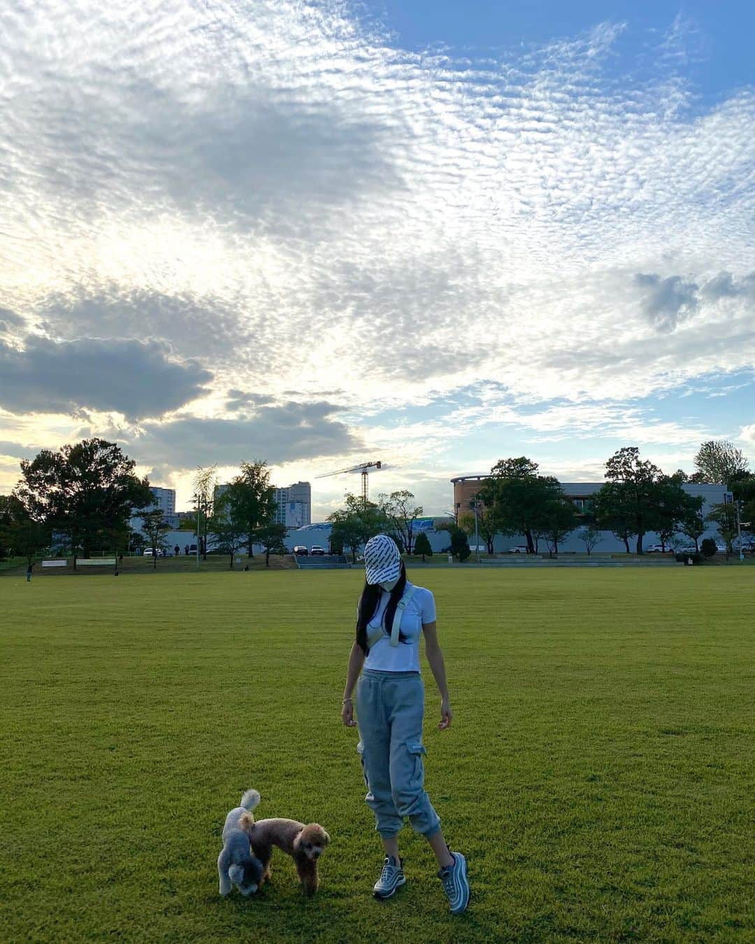 チェ・スルギさんのインスタグラム写真 - (チェ・スルギInstagram)「. 🌳☁️🐶🐶💙  . . . 👖 @urbanage_official  🧢 @vinsmokekorea」9月24日 21時14分 - angel9028