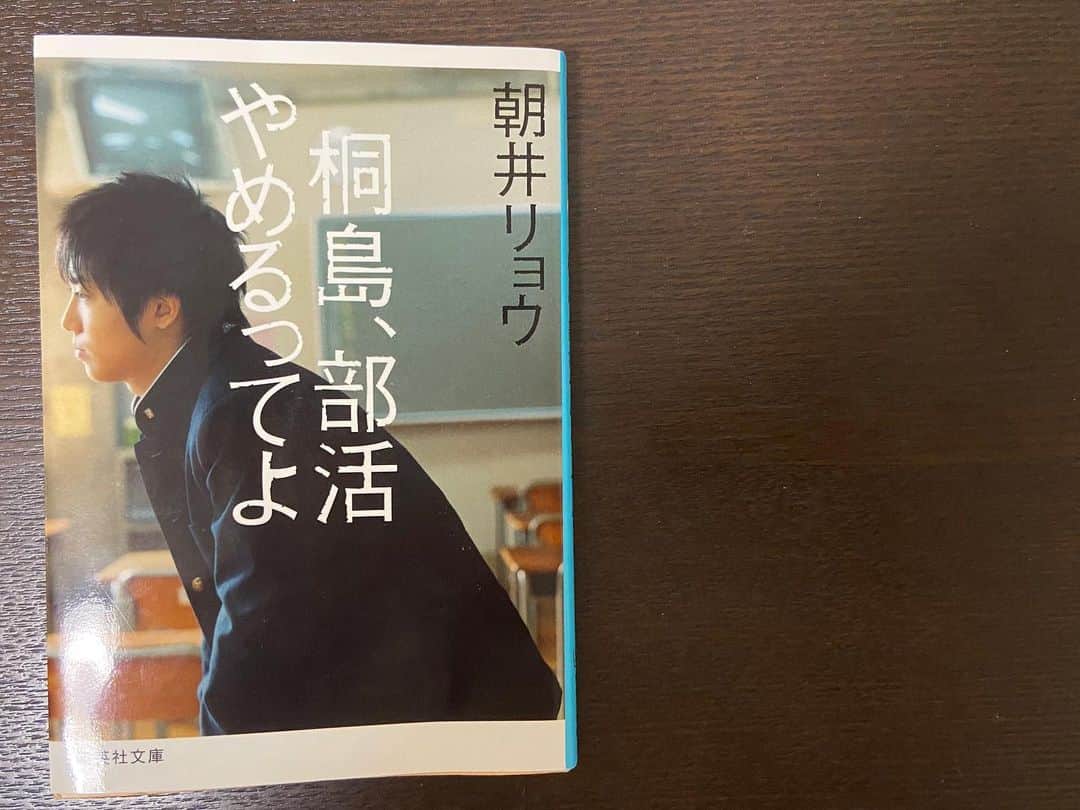 島津咲苗さんのインスタグラム写真 - (島津咲苗Instagram)「最近読み終えた本📚 竹田アナに借りたもの、妹に借りたもの、自ら書店で手に取った本など。  3枚目の「同調圧力」に関する本は興味深く面白かったです😳  人との関わり方について日本と欧米を比較した上で 会社、学校、部活動、あらゆるコミュニティの中に 「世間」が存在すること、 その世間を守ることに必死になると 「個」を失ってしまう...といったことが書かれています。  私はどちらかというと、昔から その集団の中の正義を鵜呑みにして 「当たり前」のこととして認識してしまいがちなので🤦‍♀️ (特に中高6年間のダンス部はそうだったなぁ)   大人になった今は 世間がこうだから、集団の意見がこうだから、ではなく 自分の物差しを持って行動していきたいなぁと 思うようになりました。  外出の機会が減って自分を見つめる時間が多い今だからこそ、読んでよかった(^-^) . . . #メーテレ #アナウンサー #島津咲苗 #読書 #読書記録 #流浪の月 #ジョゼと虎と魚たち #ぼくはイエローでホワイトでちょっとブルー #同調圧力 #桐島部活やめるってよ #bookstagram #読書の時間」9月24日 21時16分 - sanae_shimazu