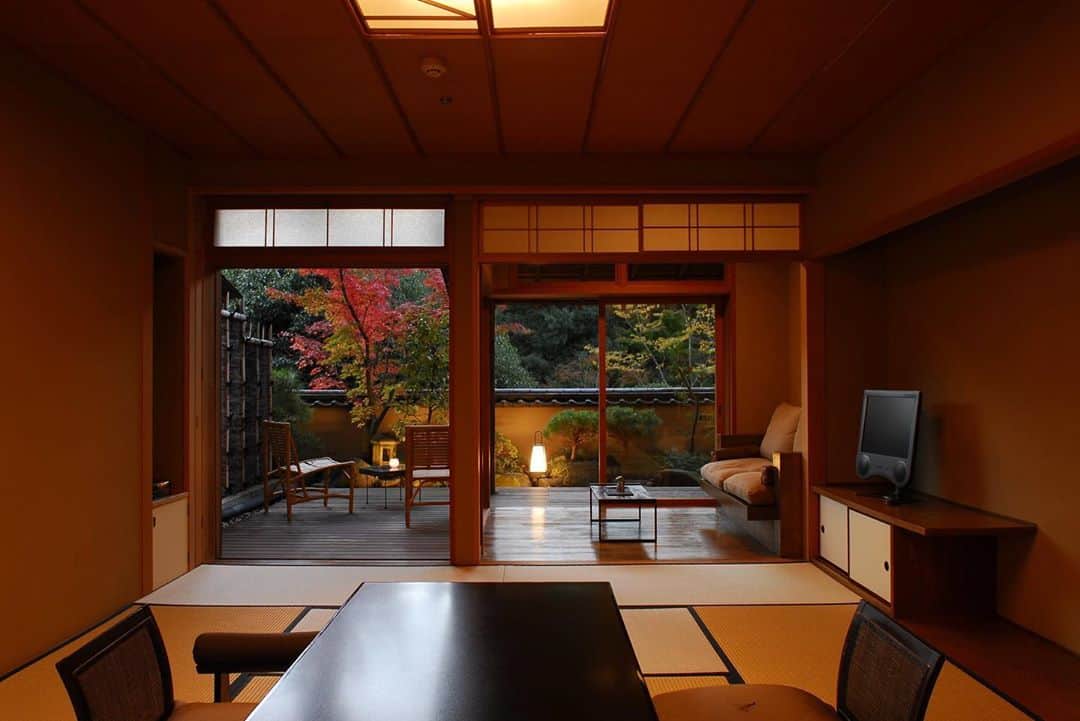トーキョーメシスタグラムさんのインスタグラム写真 - (トーキョーメシスタグラムInstagram)「日本の伝統を存分に味わう「強羅花壇」 明治・大正期、政財界人や文人に愛された旧閑院宮別邸跡地に位置する。日本古来の素材から成る美しい建築と、旬の食材で彩られる華やかな懐石料理、豊かな泉質の強羅温泉。和の伝統を全身で感じられる。 （神奈川県足柄下郡箱根町） #強羅花壇 #gorakadan」9月24日 21時16分 - traveler.jp.official