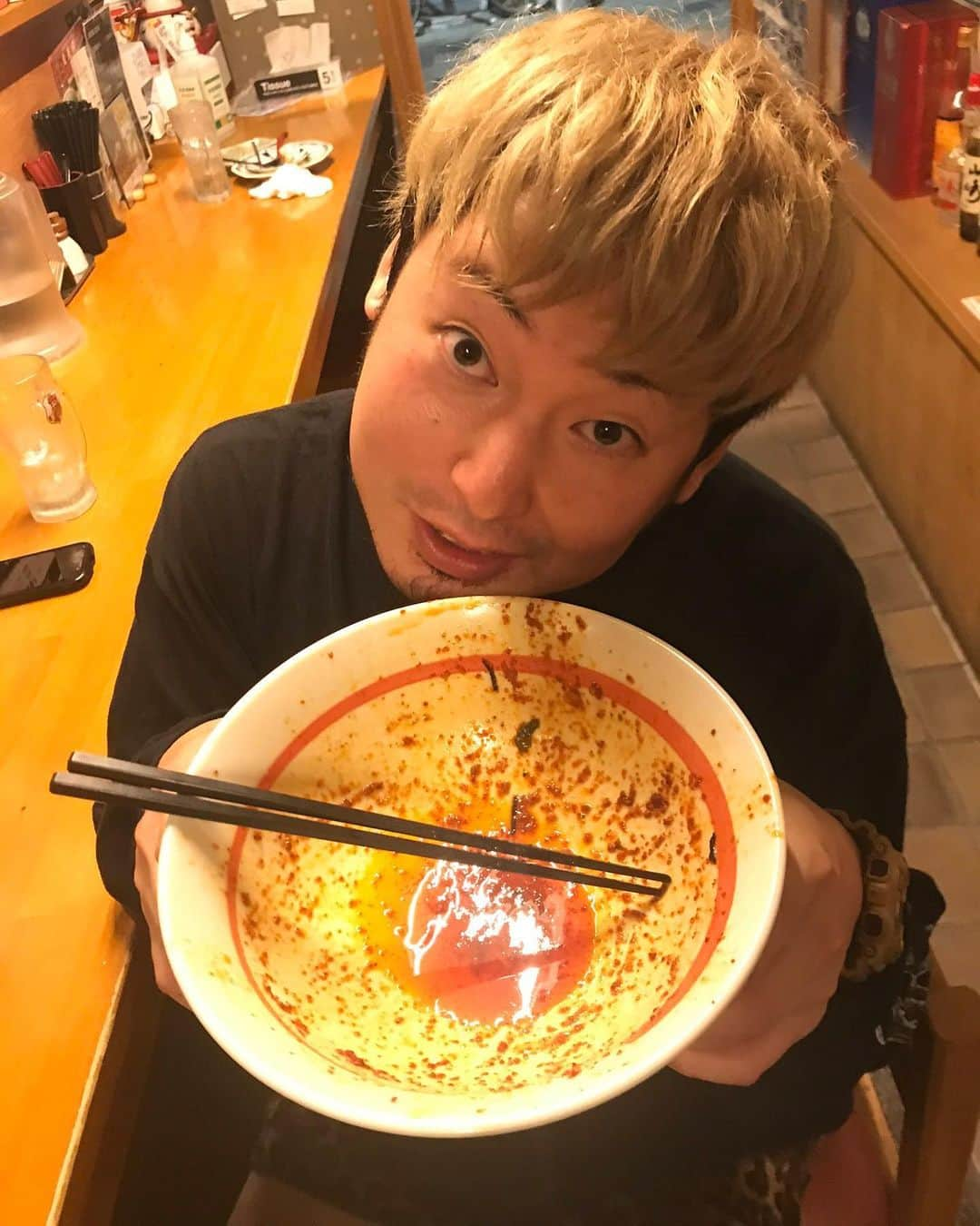 モリスさんのインスタグラム写真 - (モリスInstagram)「めちゃくちゃ辛い激辛まぜそば完食したらチェキを撮ってお店に貼ってくれるらしいと聞いて頑張って食べたらそのサービスもう終わってて泣いた日」9月24日 21時17分 - surimooo