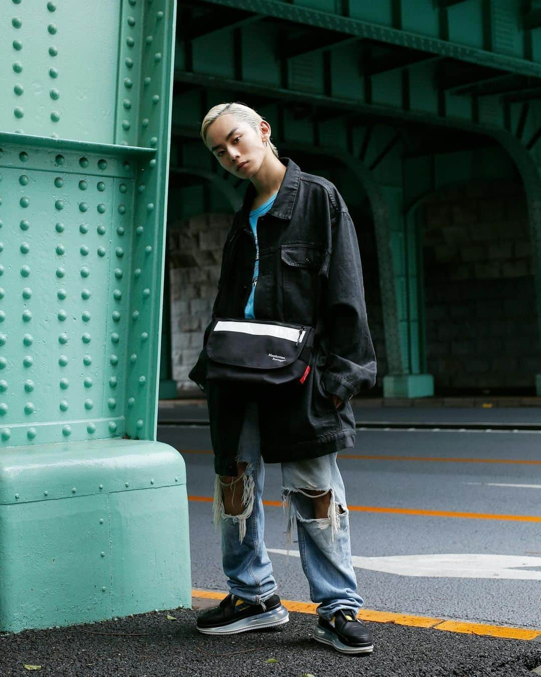 Droptokyoさんのインスタグラム写真 - (DroptokyoInstagram)「TOKYO STREET STYLE⁣⁣ ⁣ Name: @ohta_seiya  Bag: @mp_japan  #ManhattanPortage#newyorktough#pr#streetstyle#droptokyo#tokyo#japan#streetscene#streetfashion#streetwear#streetculture#fashion#ストリートファッション#コーディネート⁣⁣⁣ Photography: @kyoheihattori」9月24日 21時21分 - drop_tokyo