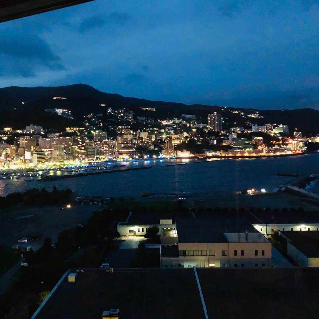 金田久美子さんのインスタグラム写真 - (金田久美子Instagram)「Gotoキャンペーンで熱海に来ています。少し前の寂れていた熱海とは大違いの賑わいで驚きです。ホテルの部屋からの眺めが最高。 #熱海 #しらす丼美味しかった  #しらす桜海老丼  #熱海の夜景  #熱海湾一望」9月24日 21時24分 - kumiko_kaneda