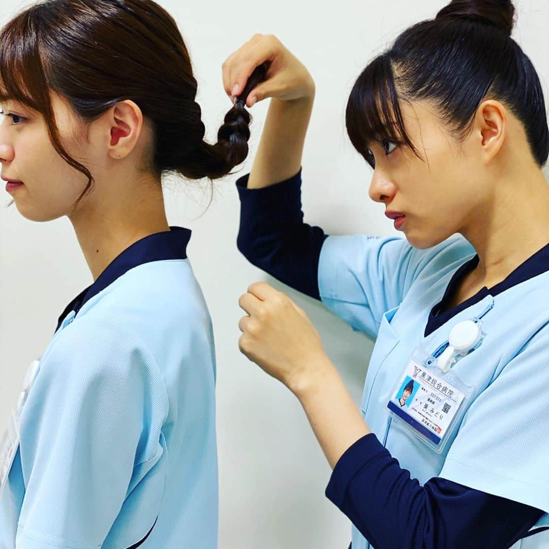 相原くるみ（西野七瀬）さんのインスタグラム写真 - (相原くるみ（西野七瀬）Instagram)「先輩。  #おだんご #髪型チェックされてる #入念  #病院薬剤師 って #最初  #正直  #なるんじゃなかった  #って #思った時もあった #けど #今は #薬剤師になったら #おすすめします #でも #どこでも #薬剤師は楽しい #と #教えてくれたのは  #いつでも一生懸命で  #まっすぐで #患者さんのことを第一に考えて  #尊敬しかない  #自慢の先輩 #相原くるみ  #新人薬剤師  #は #もう卒業しなきゃ」9月24日 21時25分 - aiharakurumi