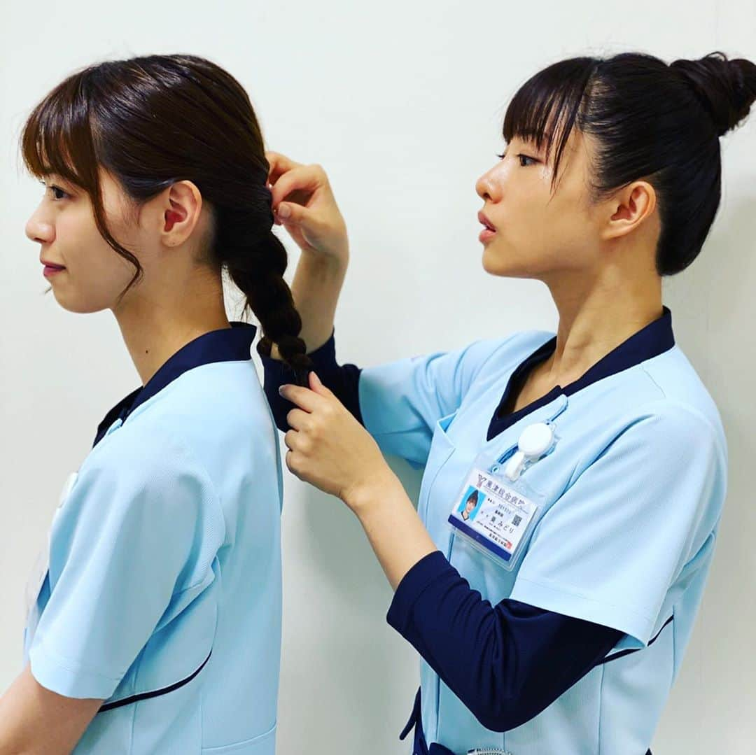 相原くるみ（西野七瀬）さんのインスタグラム写真 - (相原くるみ（西野七瀬）Instagram)「先輩。  #おだんご #髪型チェックされてる #入念  #病院薬剤師 って #最初  #正直  #なるんじゃなかった  #って #思った時もあった #けど #今は #薬剤師になったら #おすすめします #でも #どこでも #薬剤師は楽しい #と #教えてくれたのは  #いつでも一生懸命で  #まっすぐで #患者さんのことを第一に考えて  #尊敬しかない  #自慢の先輩 #相原くるみ  #新人薬剤師  #は #もう卒業しなきゃ」9月24日 21時25分 - aiharakurumi