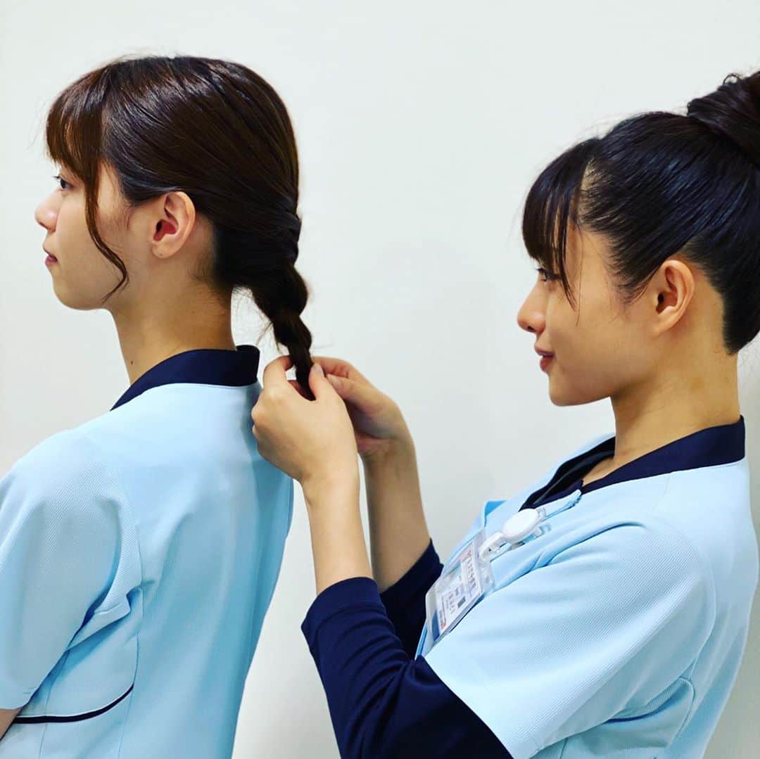 相原くるみ（西野七瀬）さんのインスタグラム写真 - (相原くるみ（西野七瀬）Instagram)「先輩。  #おだんご #髪型チェックされてる #入念  #病院薬剤師 って #最初  #正直  #なるんじゃなかった  #って #思った時もあった #けど #今は #薬剤師になったら #おすすめします #でも #どこでも #薬剤師は楽しい #と #教えてくれたのは  #いつでも一生懸命で  #まっすぐで #患者さんのことを第一に考えて  #尊敬しかない  #自慢の先輩 #相原くるみ  #新人薬剤師  #は #もう卒業しなきゃ」9月24日 21時25分 - aiharakurumi
