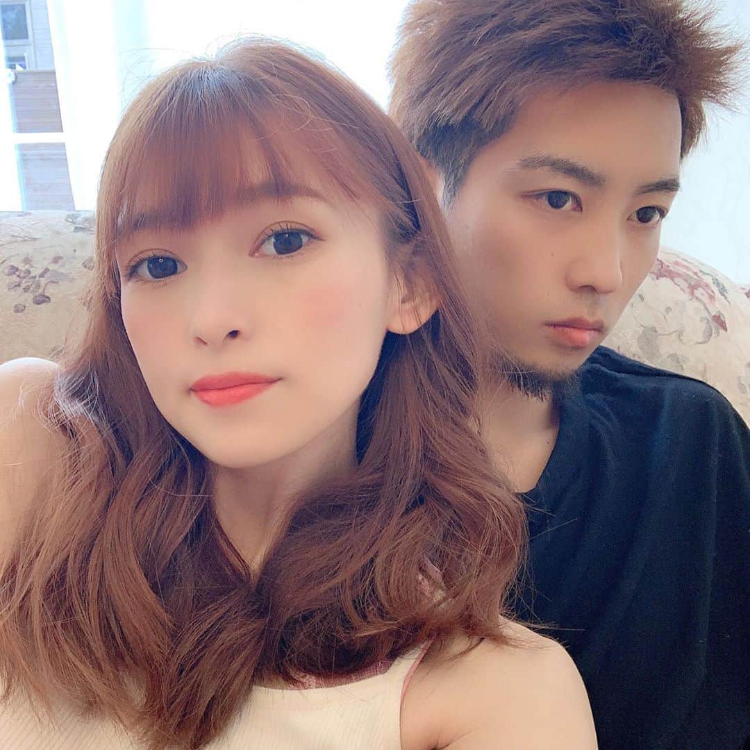 町田亜里香のインスタグラム：「ちいと2ショット📷 というより私が勝手に映らせた🥱w 最近見初めてくださった方は あまりわからないかもですが😱… 我が家はステップファミリーです☺️ なので結婚してから現在7年目かな？笑 曖昧なの笑う😂w 平成26年に結婚してるはず😐 もう7年も一緒にいるんだぁ。 人生で一番長く、 好きでいられてる人に昇格しました💮 . . 最近はコロナで本当に四六時中 一緒にいるけど😱😱 喧嘩せずにやってますˎˊ˗ . . たまにむかつくけどな。 . . #ステップファミリー #7年目  #7年目突入 #夫婦 #28歳夫婦  #パパママ #family」