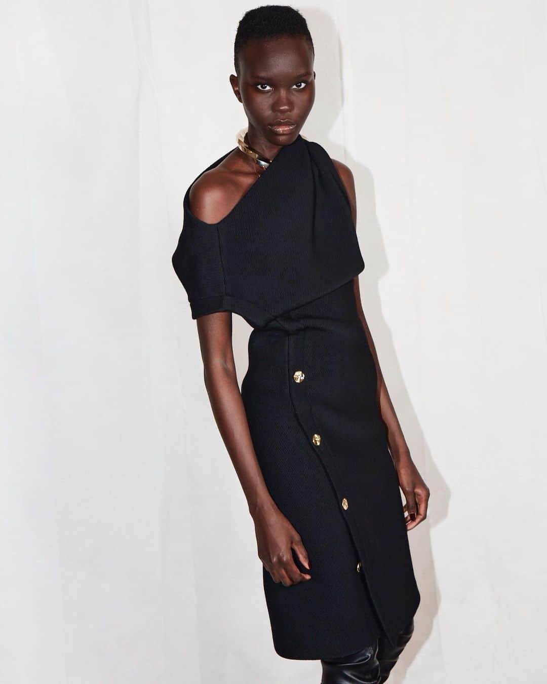 プロエンザスクーラーのインスタグラム：「@achenrin in new season  Off Shoulder Rib Knit Dress with custom button detail More on proenzaschouler.com @ulrichknoblauch_  #proenzaschouler」