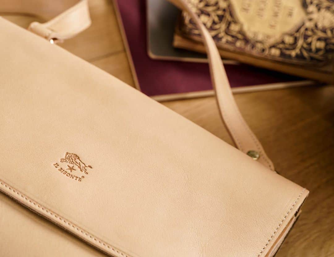 のインスタグラム：「Salina crossbody: an accessory that embodies your dreams, something to take with you everywhere. ☆  #ilbisonte #leatherbag #crossbodybag #bag #handcraft #leathercraft #madeintuscany #style」