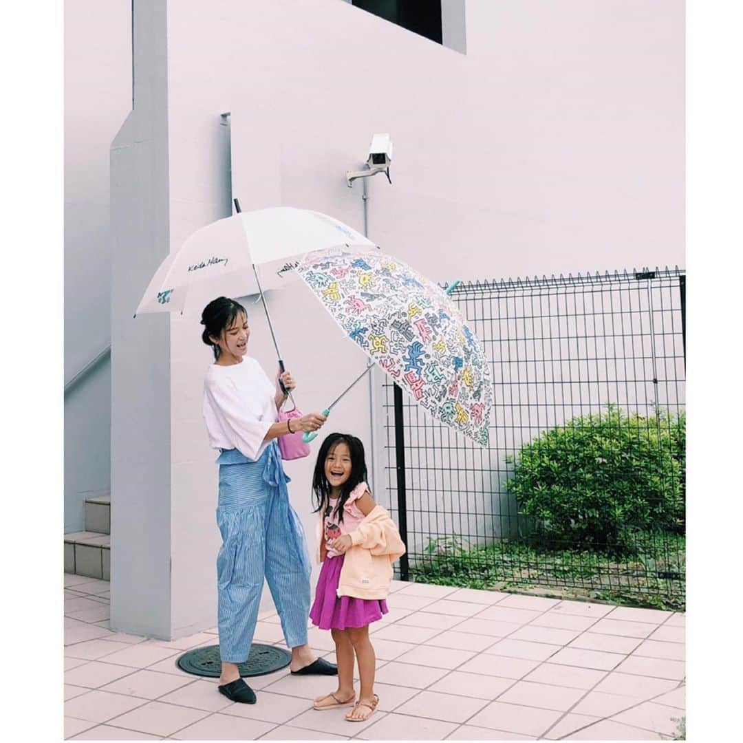 原田沙奈子さんのインスタグラム写真 - (原田沙奈子Instagram)「傘で空を飛べるかっていう実験を何度も諦めずやるアマネ。 最初は応援してたんだけど、途中で笑っちゃってゴメンね。  純粋だったあの頃…私もよくやったな🥴  やっぱり飛べないかーと言うアマネに。 妖精さんに会えたら空を飛べますようにってお願いしたら？と私が言うと。  「いつか妖精さんに会ったらホラーホリーちゃん（クマのぬいぐるみ）に息させてあげるんだ。 それと歩けるように。 それがねがい。」  って言われた。  …あ、だよねだよね。 自らの願い事ばかり願う母をどうか許して🙏  2人してお気に入りの傘はキースヘリングのビニール傘。←セブンイレブンで売ってるの  3種類あるんだけど（大人用）派手めなアマネはこの柄がいいんだって。  #親子コーデ#キースヘリング#keithharing」9月24日 21時31分 - sanakoharada