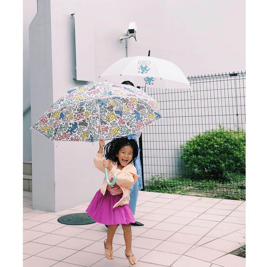 原田沙奈子さんのインスタグラム写真 - (原田沙奈子Instagram)「傘で空を飛べるかっていう実験を何度も諦めずやるアマネ。 最初は応援してたんだけど、途中で笑っちゃってゴメンね。  純粋だったあの頃…私もよくやったな🥴  やっぱり飛べないかーと言うアマネに。 妖精さんに会えたら空を飛べますようにってお願いしたら？と私が言うと。  「いつか妖精さんに会ったらホラーホリーちゃん（クマのぬいぐるみ）に息させてあげるんだ。 それと歩けるように。 それがねがい。」  って言われた。  …あ、だよねだよね。 自らの願い事ばかり願う母をどうか許して🙏  2人してお気に入りの傘はキースヘリングのビニール傘。←セブンイレブンで売ってるの  3種類あるんだけど（大人用）派手めなアマネはこの柄がいいんだって。  #親子コーデ#キースヘリング#keithharing」9月24日 21時31分 - sanakoharada