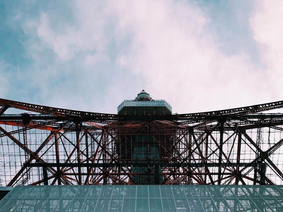 Yoshie Hamaさんのインスタグラム写真 - (Yoshie HamaInstagram)「東京タワーを見ると なんだかテンションが上がる。 変わらずずっとそこにある。 それがいいんだきっと。  #東京タワー #なかなかこの角度から見ることない #スカイツリーより東京タワー派」9月24日 21時32分 - yoshihama0423
