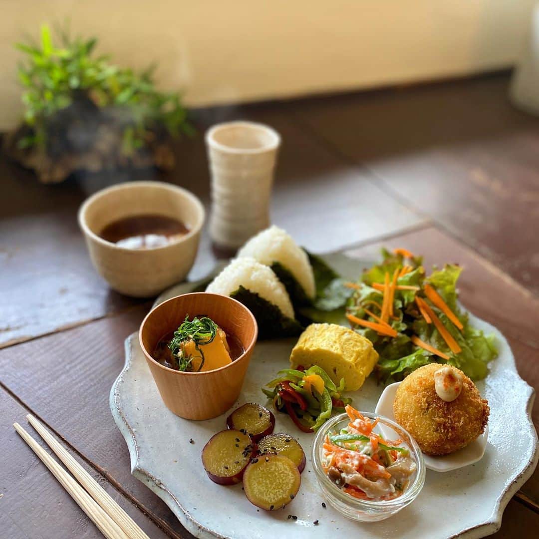 cafezakkagallery-flagのインスタグラム：「▪︎ご予約のご案内▪︎ 大事なお知らせとなります。  HP・お電話共に、お食事のご予約の受付けを 廃止することになりました。 お取り置きをお受けしておりましたが、 売り切れでお断りする事も多くまた、 オープン後すぐに満席となる日もあり、 せっかくご来店頂いたのに、 ご案内出来ない事もございました。  大変とっても心苦しいのですが、 お席・メニュー共に、ご来店頂いた順で ご案内させて頂く事に致しました。  駐車場に関しましても、以前同様先着順となります。 また、駐車場の空き状況のお問い合わせの お電話にはご対応出来ません。  ランチタイムはどうしても電話に出られない事もあります。 必死に準備しており、スタッフ全員あたふたしており 申し訳ございませんが、 何卒ご了承くださいませ。  出来るだけご要望にお応えしたく色々と 対策を練ってみたのですが、 「階段を登って来て下さった方を優先に」と言う事で ご案内をさせて頂きます。  ぜひお好きなお席でお楽しみ下さいませ。  長々とすみません。  #cafeFLAG #cafezakkagalleryFLAG #大阪カフェ #枚方カフェ #駐車場は洞穴みたいな所です。 #近くにコインパーキングございます。」