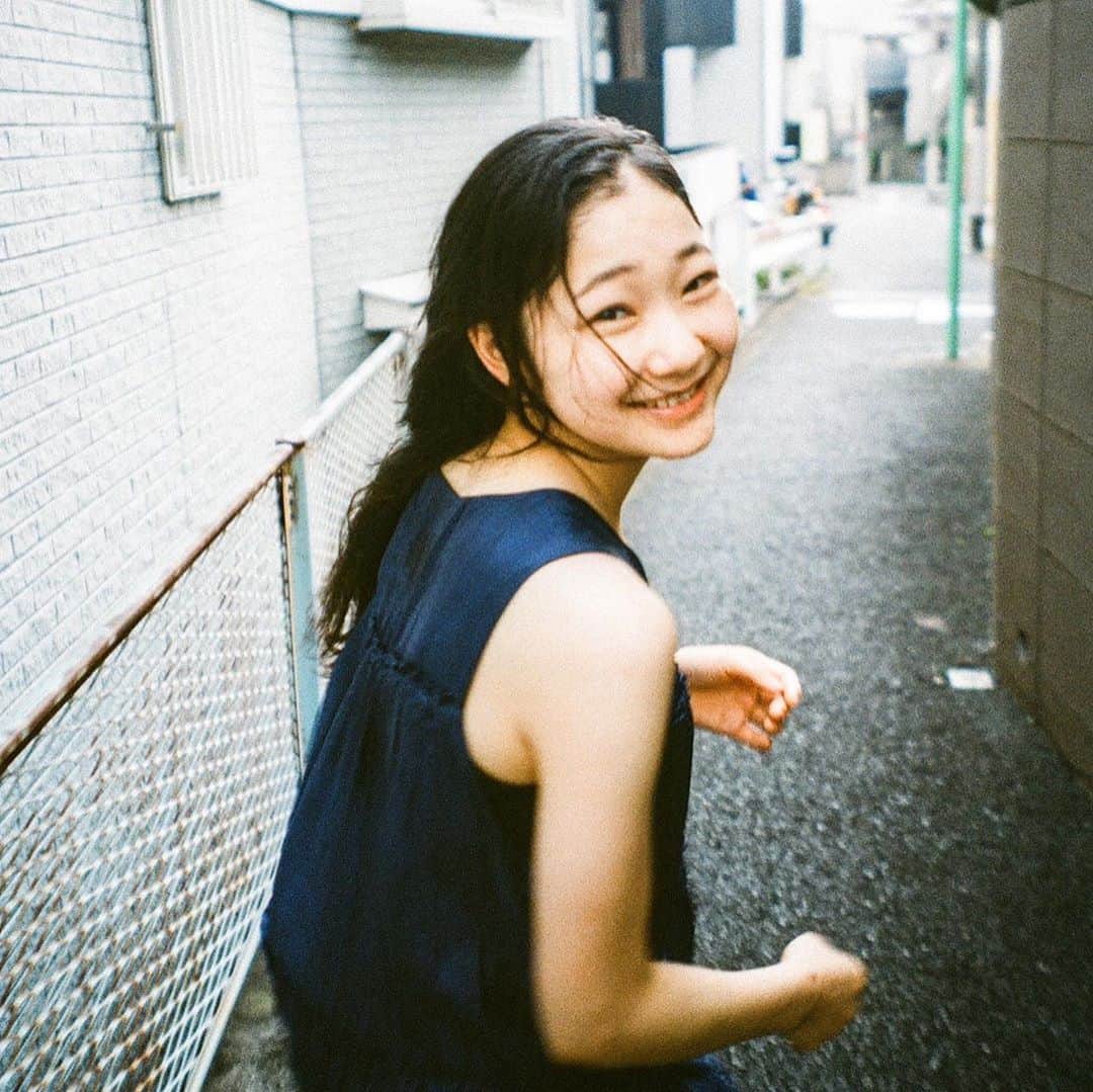 斎藤なりのインスタグラム：「こんばんわ！ 今夜のどうでもいい話をどうぞ🪐 #どうか姉が聞きませんように🙏  #となりのラジオ」