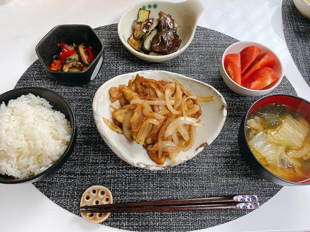 のインスタグラム：「・車麩の生姜焼き﻿ ・豆苗と赤ピーマンと椎茸の炒め物﻿ ・茄子の揚げ浸し﻿ ・トマト﻿ ・白菜とワカメのお味噌汁﻿ ﻿ 久しぶりに車麩の生姜焼き作った🍴﻿ いつもはニンニクは入れないんだけど、少し前にみっこちゃん(@mikko.veg )がガーリックパウダー入れてて真似したら、美味しいっ😳💗﻿ ﻿ お麩は満腹感もあるし、大好き。﻿ 玄米買わなきゃ😭 ﻿  #vegan #動物性不使用 #ヴィーガン #dinner #vegetarian #車麩 #中路家の食卓」