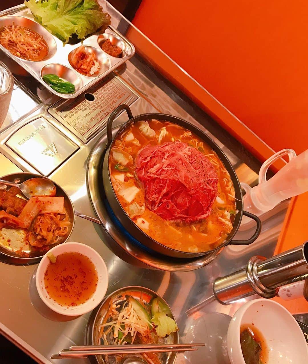 DJ MIYAさんのインスタグラム写真 - (DJ MIYAInstagram)「きゃっほほーぉ❤️こんばんわーんこ♪(^ ^)  今日は、大久保駅からすぐの所にある韓国料理のお店『鉄板焼き味在(あぜ)』さんで  @aje20204  Korean style dinnerしてきましたー！！！❤️  大好きな韓国料理は、ほんとに体にもいいし美容にも良さそうー(o^^o)  ドリンクは、カシスオレンジで乾杯🍻  ◉ コチュジャン豚ブルゴギ  わぁー！！！スゴォーイいい香りー！(^ ^) たっぷりの豚肉に、キムチー！ スープが多めだとプルコギと呼んで、韓国の場所によっては、このプルコギも、サムギョプサルということもあるそうです💖  甘辛のコチュジャンとお肉との旨味がすごいハーモニー！ とっても美味しくて絶品でーす❤️💖(o^^o)  ◉ビビンバ餃子  韓国風の餃子って初めて🥟食べましたが、皮が軽く揚げてあって野菜がたっぷりでとてもいい感じでーす💖  ◉巨峰ジュースや、カシスオレンジも🍊美味しい♪  ◉サントミミズカルビ  わおー！what a huge mountain?? 山盛り（サントミ）になった牛肉と豚肉のタワーがインパクトすごーい！  鉄鍋には、もやし、水餃子🥟、トッポギも入っていてピリ辛のsoupと一緒に楽しみました！ 身体がめっちゃめっちゃ温まるし、凄く美味しかったーぁぁ💖  ほんとに韓国に来た気分で、すごく楽しい雰囲気で落ち着いて韓国料理が堪能できて良かったでーす💗  ぜひ行ってみてくださいね♪🌈  どうもありがとうございましたぁ😊💗    #サントミ水カルビ #大久保韓国料理 #新宿韓国料理 #新大久保グルメ #新宿グルメ #pr #トリドリベース #大久保グルメ #韓国料理好き #韓国好き #グルメ #グルメ女子 #グルメブロガー #サムギョプサル #マシッソヨ #旅ブロガー #旅インスタグラマー #インスタグラマー #インフルエンサー #グルメインフルエンサー #グルメ好き #今日のコーデ #今日のメイク #今日のファッション #食レポ　#GOTOキャンペーン #旅好き女子 #大久保駅 #東京グルメ #モデル」9月24日 21時53分 - dj_miya