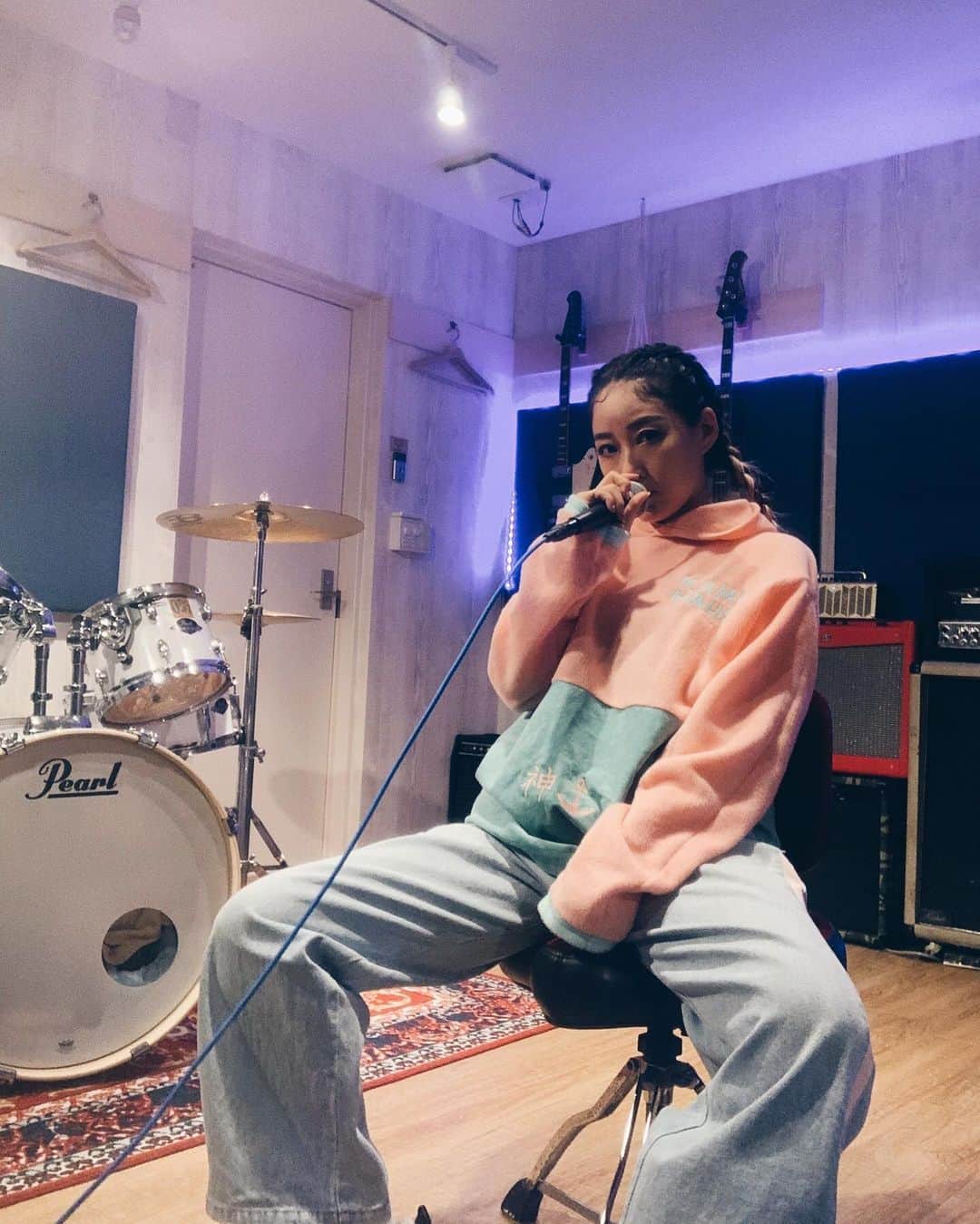 jyA-Me（ヤミー）のインスタグラム：「Turning chilly 🍁 ATLANTAのスタジオにたまたま来てたデザイナーさんと仲良くなって、嬉しい事に、 私をイメージして作ってくれたの👚🇯🇵 #Thankyou #KAMIHAUS @oxwandu  #MadeInATL #今日は#1人リハーサル #みんなに会えるの楽しみで仕方ない💖」