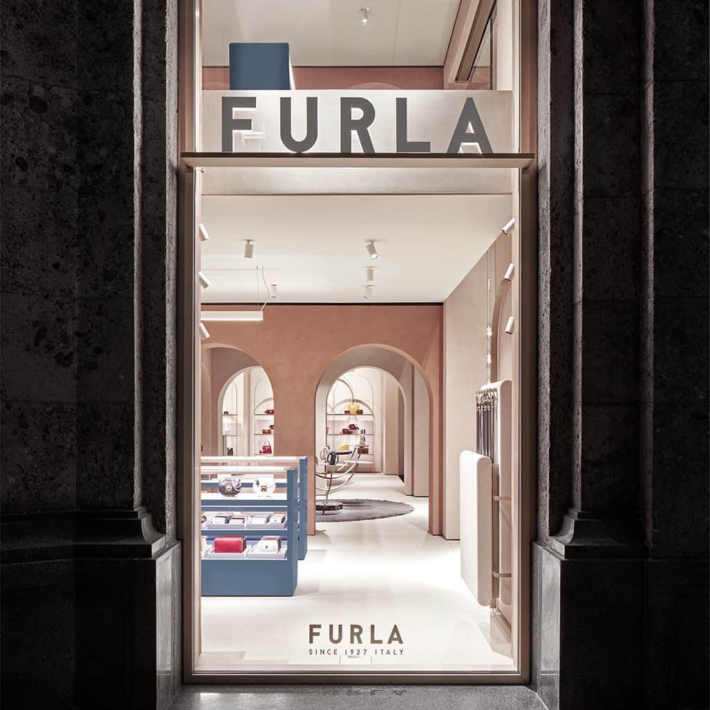 フルラのインスタグラム：「Behind the scenes of the new Furla boutique. Take a digital tour of Furla's new Milano Piazza Duomo concept store, by David Chipperfield Architects Milano, via link in bio.  #furlaopeningparty #furla #accessories #fashion」