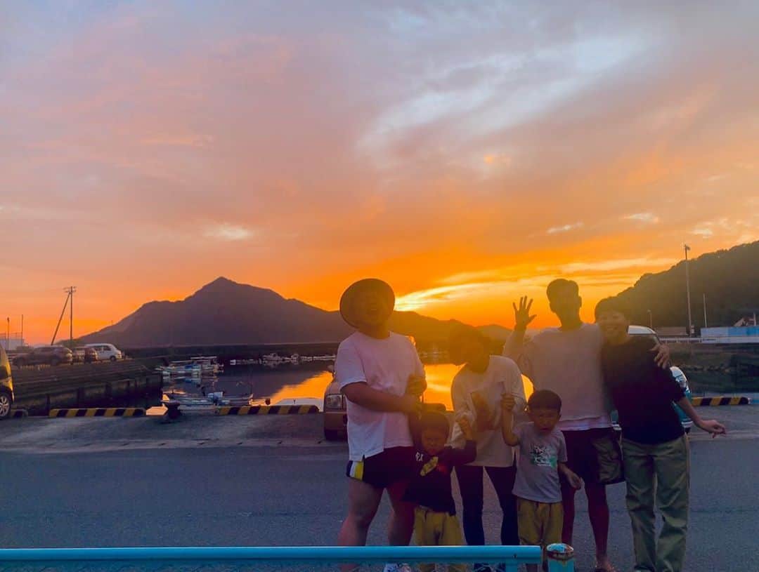 HIPPYのインスタグラム：「江田島にて稲刈り！ 今年は初の田植えからの初稲刈り お米ができるまでの過程をお供させていただいた 江田島仲間に感謝  ってか江田島での出会いが素敵すぎて 樹ファミリー！ヨッシーファミリー！ 野中ファミリー！ヨウさんハルさん夫婦！ 一緒に田植えした仲間と生意気なガキ達w 一人一人大ファンです♪  今後の人生のヒントをたくさん浴びた感じ♪  翌日宮島で引いたおみくじが［凶］ 最凶で最高w  さぁこっからの上がっていくよー」