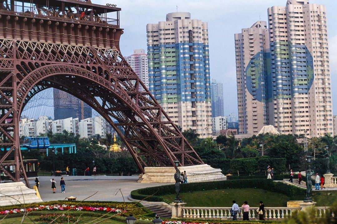 Michael Yamashitaさんのインスタグラム写真 - (Michael YamashitaInstagram)「‪If in China, who needs to travel internationally during a pandemic when there is the‬ Window of the World theme park located in the city of Shenzhen.  It has some 130 reproductions of the world’s most iconic tourist attractions squeezed into 48 hectares (118 acres). The 108 metre (354 ft) tall Eiffel Tower dominates the skyline and the sight of the Kremlin, the Pyramids, Venice San Marcos Square,  the White House and the Vatican are all in close proximity. #windowoftheworld #themepark #china #windowoftheworldshenzhen #shenzhen」9月24日 21時50分 - yamashitaphoto