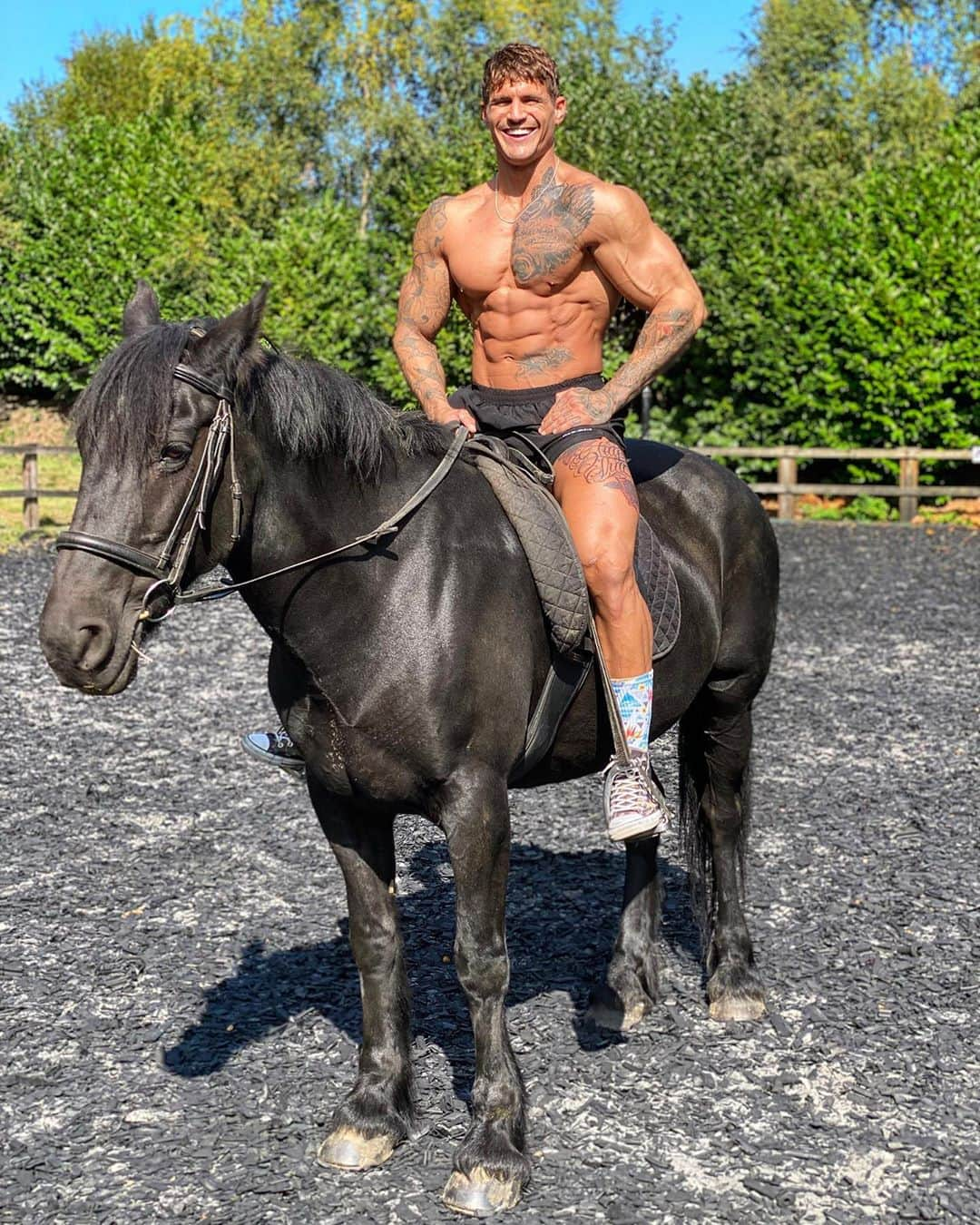 ロス・ディッカーソンさんのインスタグラム写真 - (ロス・ディッカーソンInstagram)「🐎Riding my way to Gainsville😂#stallion I’m all about them wild socks @hexxeeofficial  Check them out & use code: ‘ROSS20’ - 💥Get Faster Results With Me & Check Out My Tried, Tested & Proven Transformation Plans📚Check Them Out By Clicking The Link In My Bio👇@DickersonRoss - #dickersonross #aesthetics」9月24日 21時50分 - dickersonross