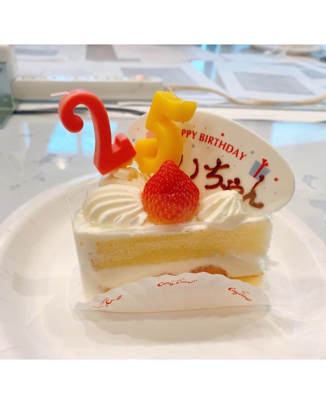 太田唯さんのインスタグラム写真 - (太田唯Instagram)「🎂🤍🤍🤍﻿ ﻿ ﻿ やるんやさのスタッフの皆様に﻿ お誕生日お祝いして頂きました🎂💫﻿ なんと収録中のことで、びっくり。(笑)﻿ ﻿ とってもしあわせです、ありがとうございます！﻿ ﻿ ﻿ ﻿ @hitsfmyarunyasa  #birthday  #cake #25thbirthday」9月24日 21時51分 - yuiohta.official