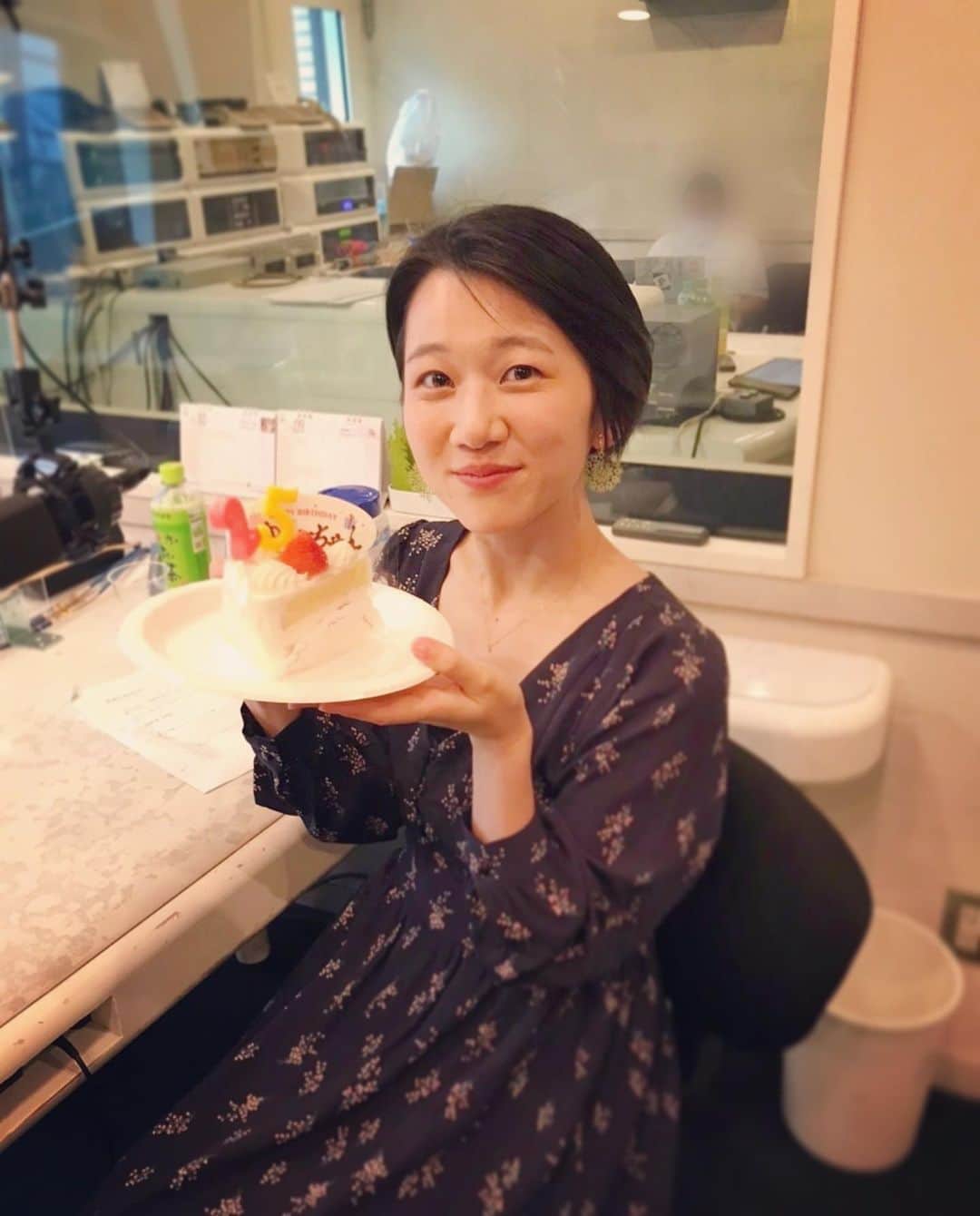 太田唯さんのインスタグラム写真 - (太田唯Instagram)「🎂🤍🤍🤍﻿ ﻿ ﻿ やるんやさのスタッフの皆様に﻿ お誕生日お祝いして頂きました🎂💫﻿ なんと収録中のことで、びっくり。(笑)﻿ ﻿ とってもしあわせです、ありがとうございます！﻿ ﻿ ﻿ ﻿ @hitsfmyarunyasa  #birthday  #cake #25thbirthday」9月24日 21時51分 - yuiohta.official