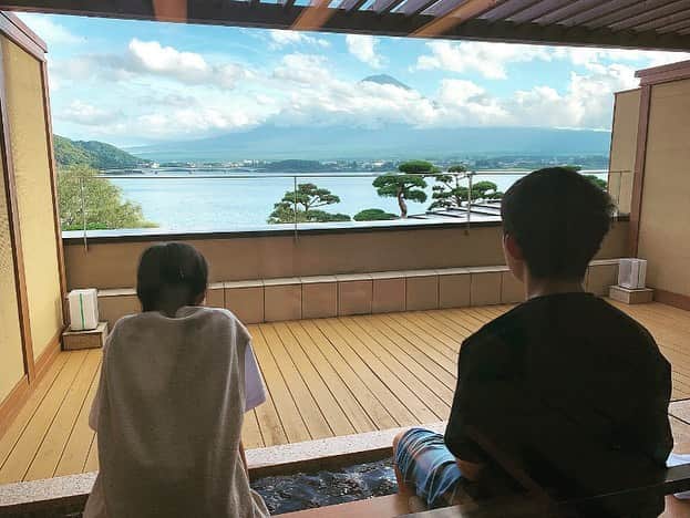 ree_mstorynさんのインスタグラム写真 - (ree_mstorynInstagram)「#fujiyama お宿をちょっと奮発して お部屋から 足湯をしながら 富士山を眺められるという なんとも贅沢 まるで絵画や絵はがきのような 富士山を見ることができて 思わず手を合わせてしまいました‪𐤔 ・ ・ #富士山 #fuji #fuji5lakes #富士五湖 # #河口湖 #旅録 #旅行 #trip #旅行好きな人と繋がりたい #旅館 #部屋からの景色 #部屋からの眺め #絶景 #足湯 #兄妹 #母娘 #浴衣 #浴衣女子  #vsco #vscam」9月24日 21時51分 - ree_mstoryn