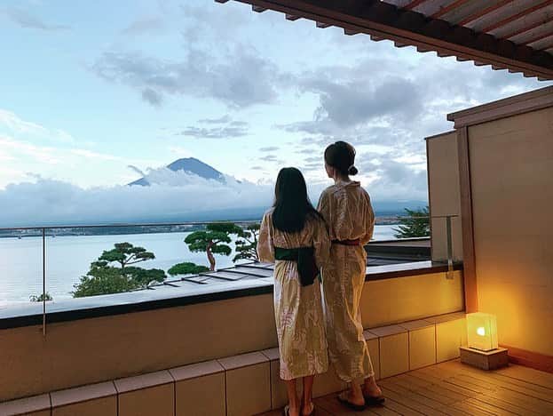 ree_mstorynさんのインスタグラム写真 - (ree_mstorynInstagram)「#fujiyama お宿をちょっと奮発して お部屋から 足湯をしながら 富士山を眺められるという なんとも贅沢 まるで絵画や絵はがきのような 富士山を見ることができて 思わず手を合わせてしまいました‪𐤔 ・ ・ #富士山 #fuji #fuji5lakes #富士五湖 # #河口湖 #旅録 #旅行 #trip #旅行好きな人と繋がりたい #旅館 #部屋からの景色 #部屋からの眺め #絶景 #足湯 #兄妹 #母娘 #浴衣 #浴衣女子  #vsco #vscam」9月24日 21時51分 - ree_mstoryn