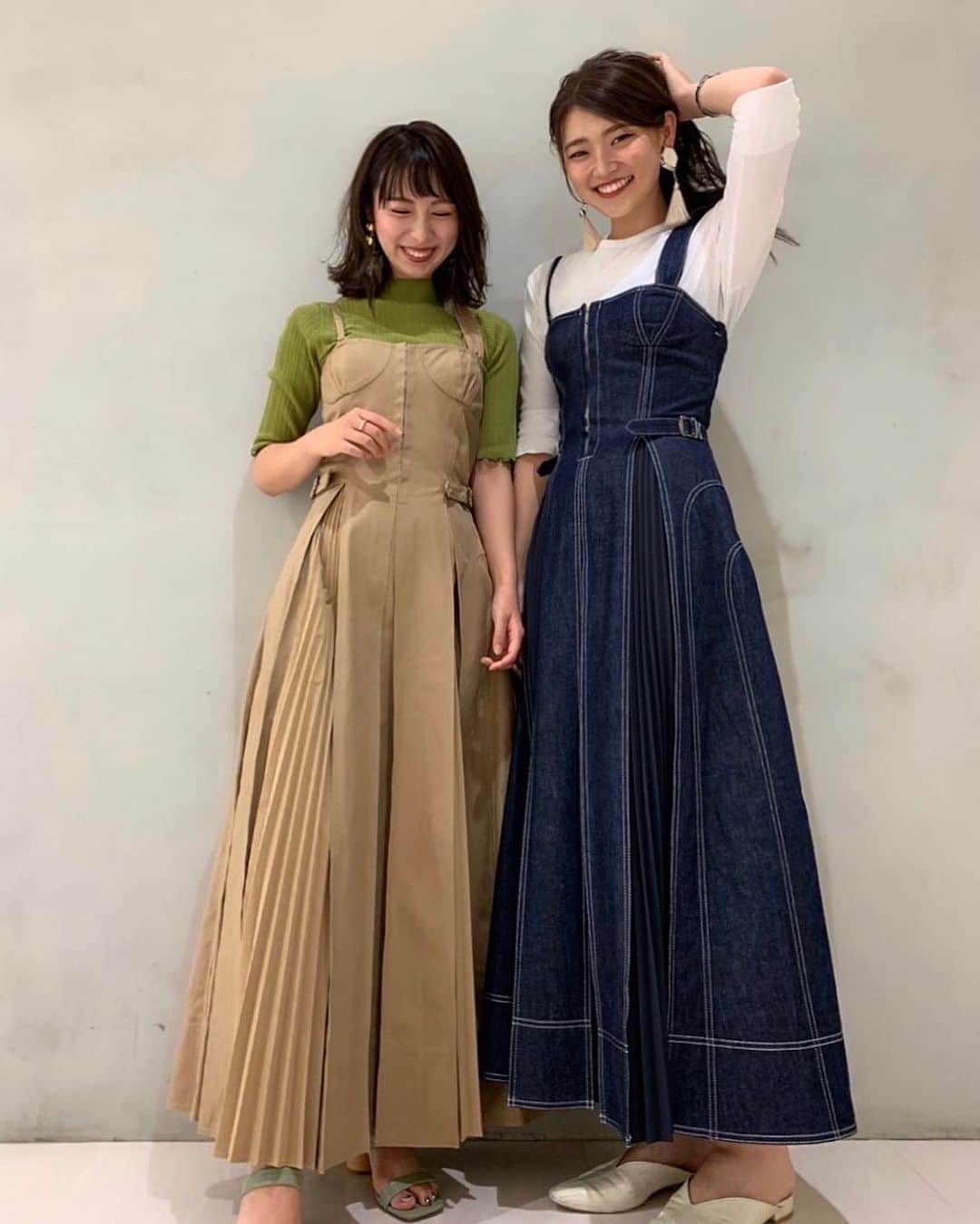 のインスタグラム：「.  STUDIOUSの秋コーデ🐿 彩ちゃんセレクトのベージュとグリーンの組み合わせめちゃくちゃ可愛かった〜♡  コーディネートの詳細は @st_aya0126 の投稿にとんでね🏷  erina 154cm aya 167cm  ワンサイズだけど割と幅広い身長いけました✨ . .  #studious#casafline #onepiece#denimstyle  #autumnfashion#cordinat#ootd #秋コーデ#デニムワンピース#秋服 #低身長コーデ#高身長コーデ#秋カラー」