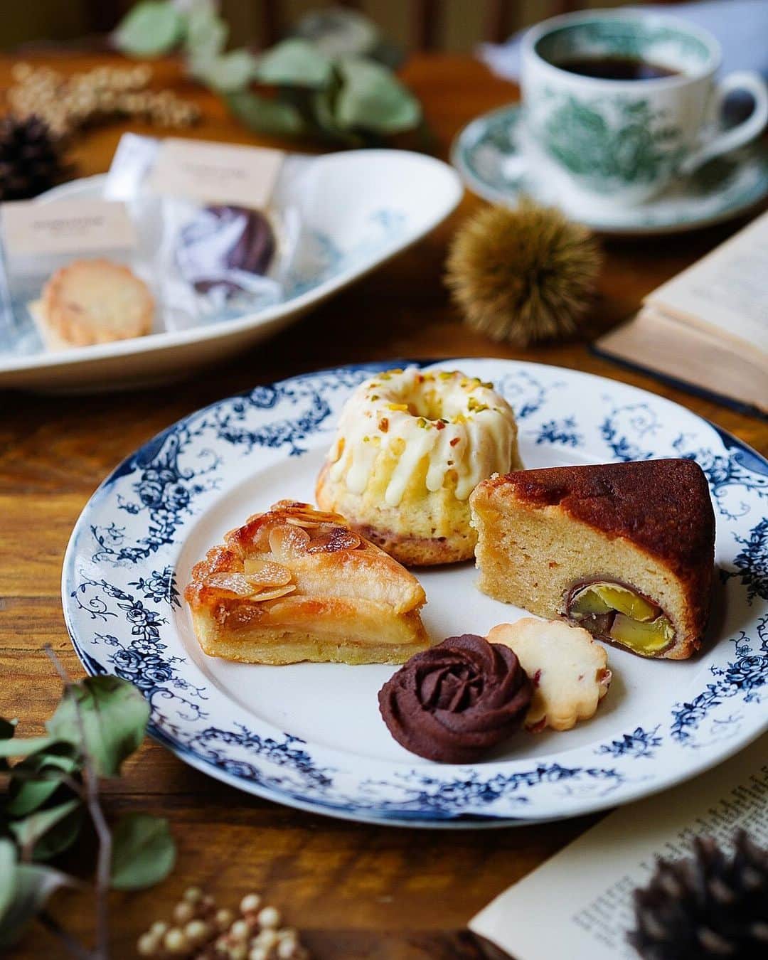 Ayaさんのインスタグラム写真 - (AyaInstagram)「デザートプレート  ・ ・  こんばんは😊  ・ ・  あゆみちゃん　@aymswmr から届いたお菓子の詰め合わせを並べて、豪華なデザートプレートに♡  ・ ・  こちらのお菓子はなんと、全てあゆみちゃんの手作り🥺✨  ・ ・  手作りとは思えないほどのクオリティ✨  ・ ・  マロンケーキ いちごとホワイトチョコのクグロフケーキ アップルタルト クランベリーのショートブレッド ショコラクッキー  ・ ・  なんて素敵なラインナップ✨✨  ・ ・  ケーキ類はしっとり♡クッキーはサクサク♡  ・ ・  全部が全部、めちゃくちゃ美味しかったです😍  ・ ・  アップルタルトは、あゆみちゃんのYahoo!JAPAN クリエイターズ動画でUPされているので要チェックですよ✨  忙しい中、こうやって作ってくれて感動しました😭✨✨  そして、アンティークのラヴィエプレートまで🥺✨✨  ・ ・  大切に使わせてもらうね🥺❣️  ・ ・  あゆみちゃん、本当にありがとう♥️  ・ ・  #素敵便#手作りケーキ#誕生日#プレゼント#ラヴィエ#マロンケーキ#アップルタルト#クグロフ#ショートブレッド#クッキー」9月24日 21時54分 - aya_m08