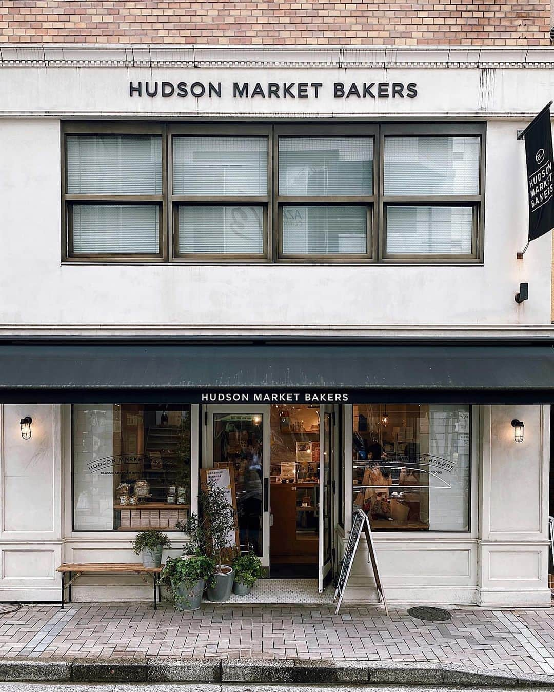 C A F E L O V E Rさんのインスタグラム写真 - (C A F E L O V E RInstagram)「HUDSON MARKET BAKERS// 麻布十番 ケーキ、パイ、クッキーなどホームベイクドお菓子が豊富なお店🍪🧁 カジュアルギフトや手土産にもおすすめ！ イートインスペースあり ㅤ @hudsonmarketbakers  #HUDSONMARKETBAKERS #ハドソンマーケットベーカーズ ㅤ ※営業状況やメニューなど詳細は、 各アカウントでご確認ください それぞれができる形で大好きなカフェを応援しよう！ #コロナフードアクション」9月24日 21時55分 - _cafelover_