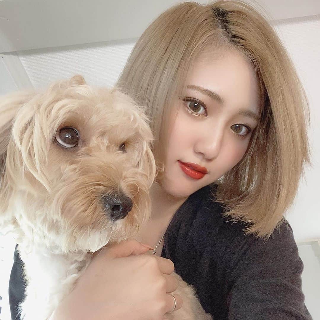 守田美咲のインスタグラム：「ナチュラルメイク🧚🏼‍♀️ ななちゃんにリップ反応してる💋笑」