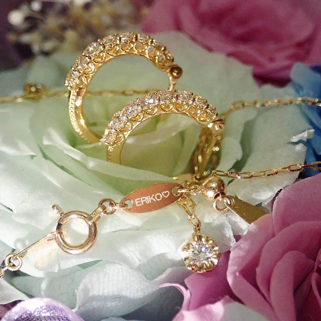 のインスタグラム：「💎💎💎 ハートエタニティピアス グレイスネックレス 💎💎💎 ・ オーダー誠にありがとうございます✨✨ ・ お客様のご感想も🙇‍♀️💎✨ ネットでのジュエリー購入は ハードルが高く、不安な気持ちも あるかと思いますが、極力 シンプルで使いやすさを 重視したデザインなので 失敗😣😢はないです🥰✨✨ ・ また鑑別書も付けてますので 品質にもご安心いただけます✨✨ ・ ハートエタニティシリーズ ✔️ハートの透かし部分から 光を取り込み、より輝く。 ピアスは落ちない取れない キャッチがないので本当にお気に入り🥺 ・ グレイスネックレス ✔️等間隔のダイヤモンドは 中心に向かって大きく、 グラデーション、華奢でシンプルながら ころんと揺れるダイヤモンドが輝く。 ・ どちらも大好きなジュエリーです🌹✨ ・ ・ ・ 鑑別書は、その石のサイズや形状に加え、 天然のものか、合成か、模造（人工）か わかる証明書です✨✨ ・ 鑑定書と鑑別書の違いは ハイライトにもありますので 是非ご覧ください🥰✨✨ ・ ・ ・ #オーダーメイドジュエリー  #フープピアス  #ステーションネックレス  #k18ジュエリー  #ダイヤモンドジュエリー ・ 💎💎💎」